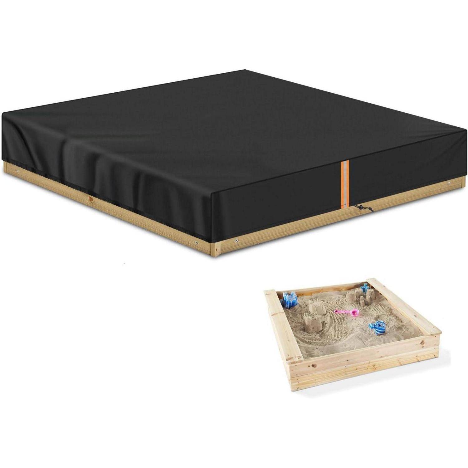 Holz-Sandkasten mit einer schwarzen Schutzabdeckung, dargestellt in geschlossenem und geöffnetem Zustand. Der geöffnete Sandkasten enthält Sand und zwei kleine bunte Spielzeuge.