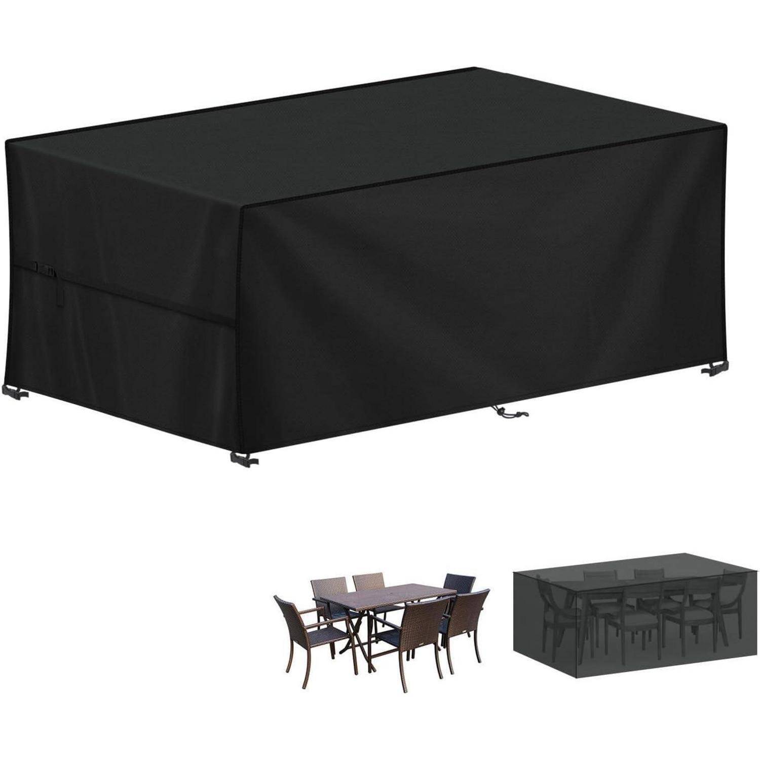 Schwarze Outdoor-Gartenmöbel-Abdeckung, die über einem rechteckigen Tisch mit Stühlen ausgebreitet ist. Zwei kleinere Bilder zeigen den Tisch unbedeckt und bedeckt.