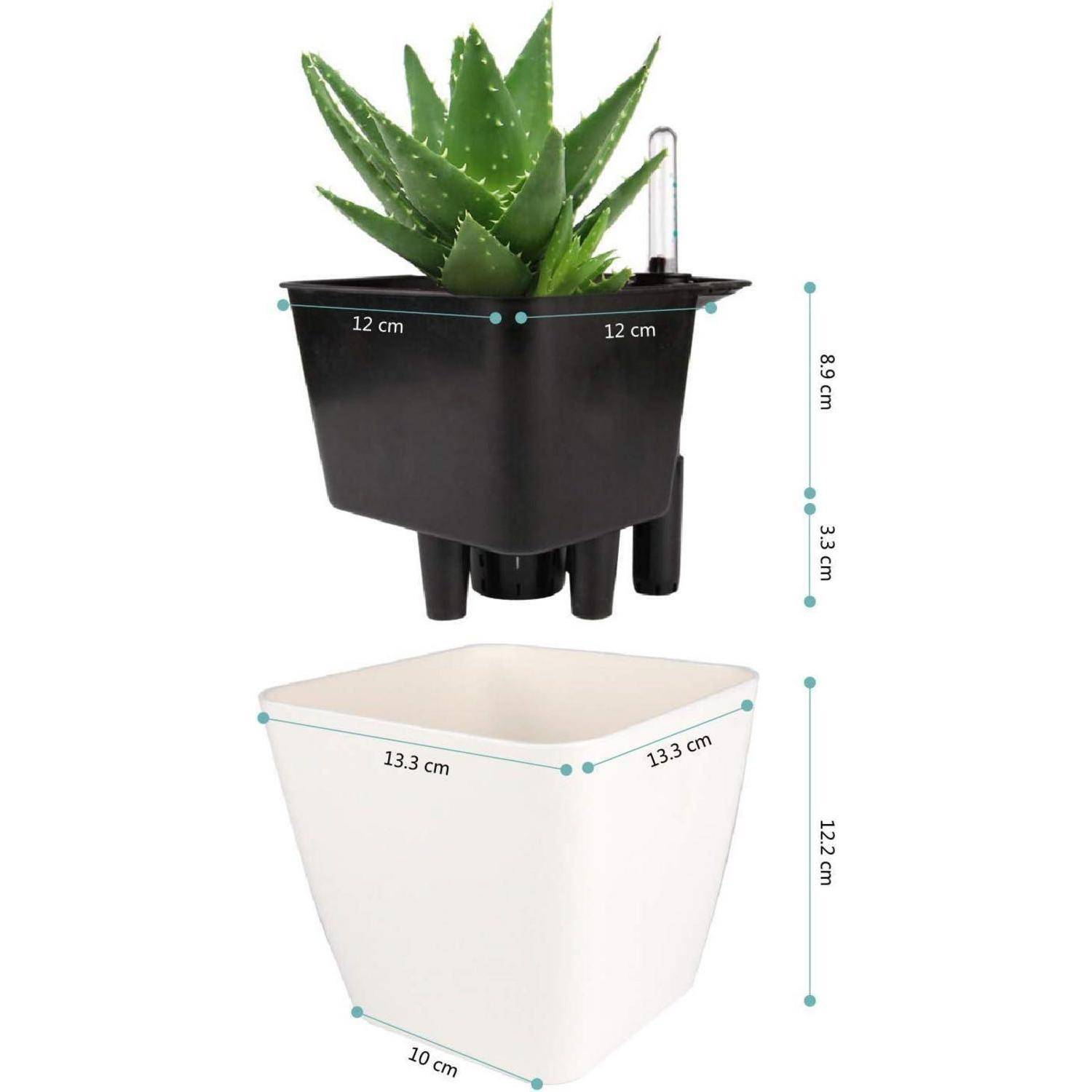 Ein selbstbewässerndes Pflanzentopfsystem mit Abmessungen: schwarzer Topf 12 cm Breite, 8,8 cm Höhe; weißer Außentopf 13,3 cm Breite, 12,2 cm Höhe.