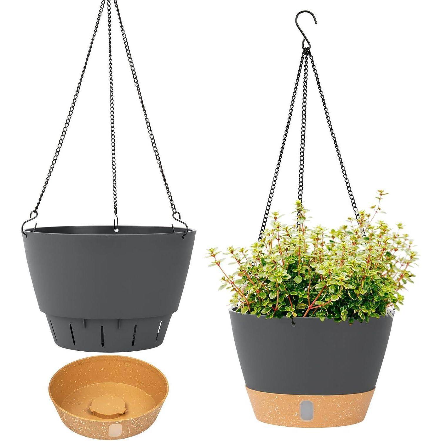 Leere und bepflanzte selbstbewässernde Hängetöpfe mit Kette; einer ist mit üppiger Grünpflanze bestückt, der andere zeigt die Ablaufschale und den Wasserstandsanzeiger.