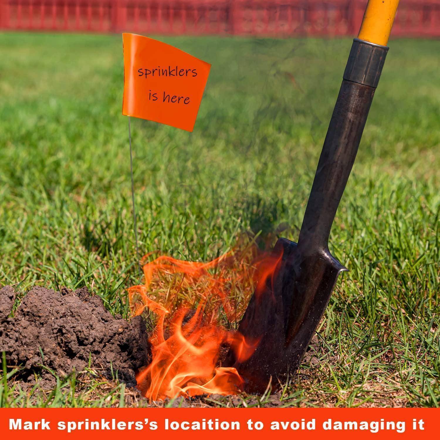 Eine Schaufel, die in der Nähe einer Sprenklerfahne mit Flammen gräbt, mit der Warnung: „Markieren Sie den Standort des Sprinklers, um eine Beschädigung zu vermeiden.