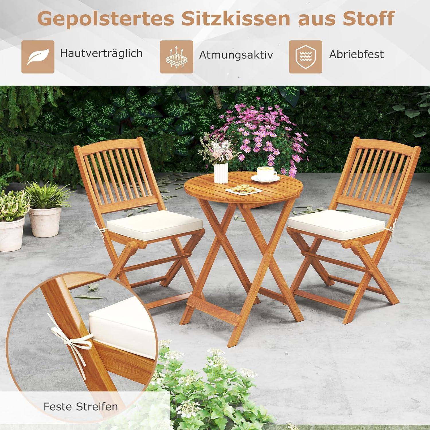 Outdoor-Holzset mit zwei Stühlen und einem Tisch auf einer Terrasse. Die Kissen sind strapazierfähig und atmungsaktiv. Pflanzen im Hintergrund verschönern die Dekoration.