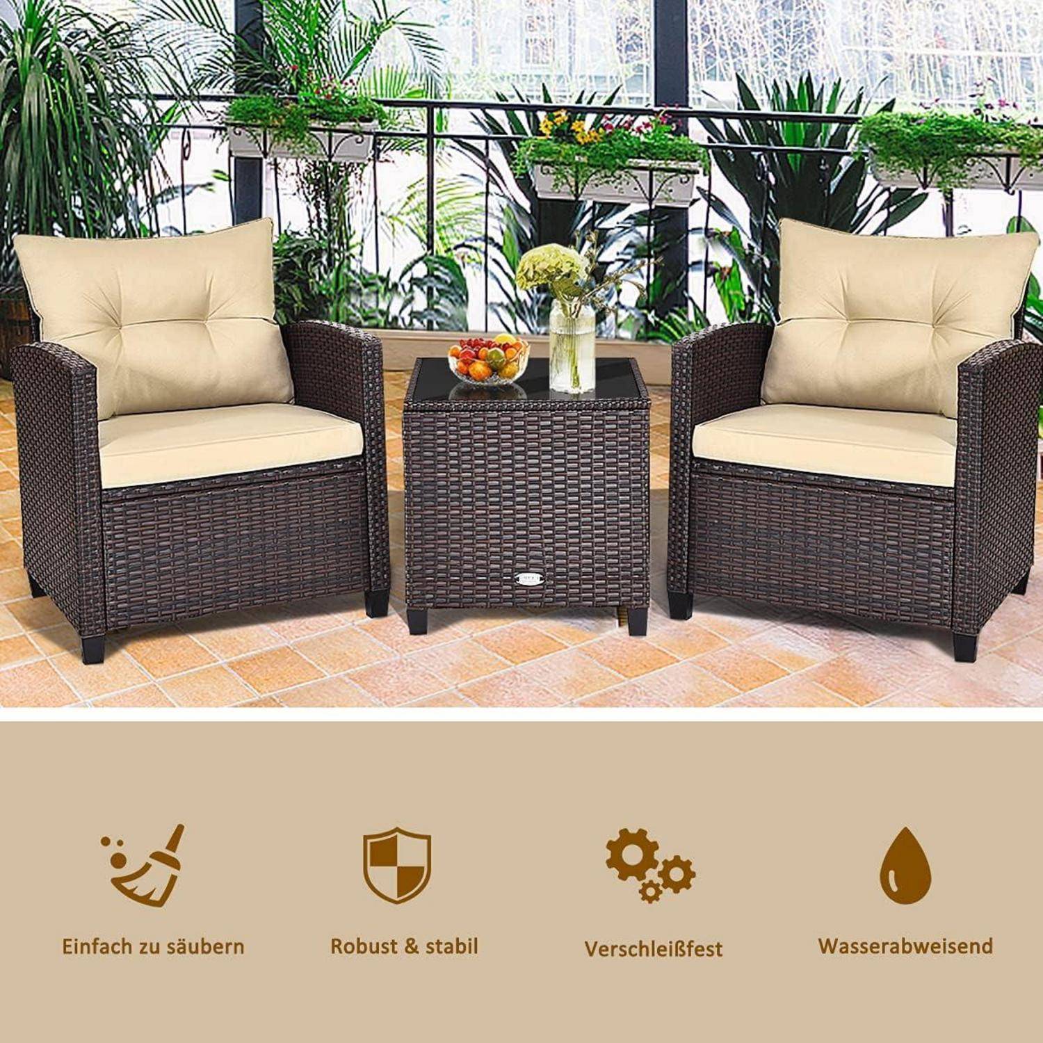 Outdoor-Gartenmöbel-Set aus Geflecht mit zwei Stühlen mit beigen Kissen und einem Tisch auf einer Terrasse, umgeben von Pflanzen. Icons zeigen folgende Eigenschaften: leicht zu reinigen, robust, verschleißfest, wasserabweisend.