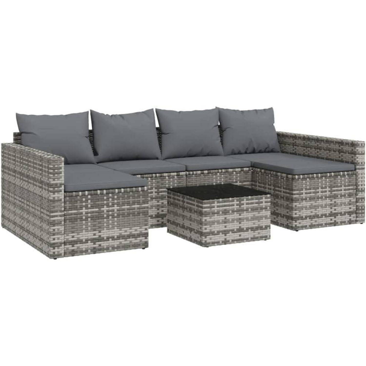 Graue Outdoor-Eckcouch mit üppigen Kissen und einem passenden quadratischen Tisch, auf einem hellen geflochtenen Rattangestell.