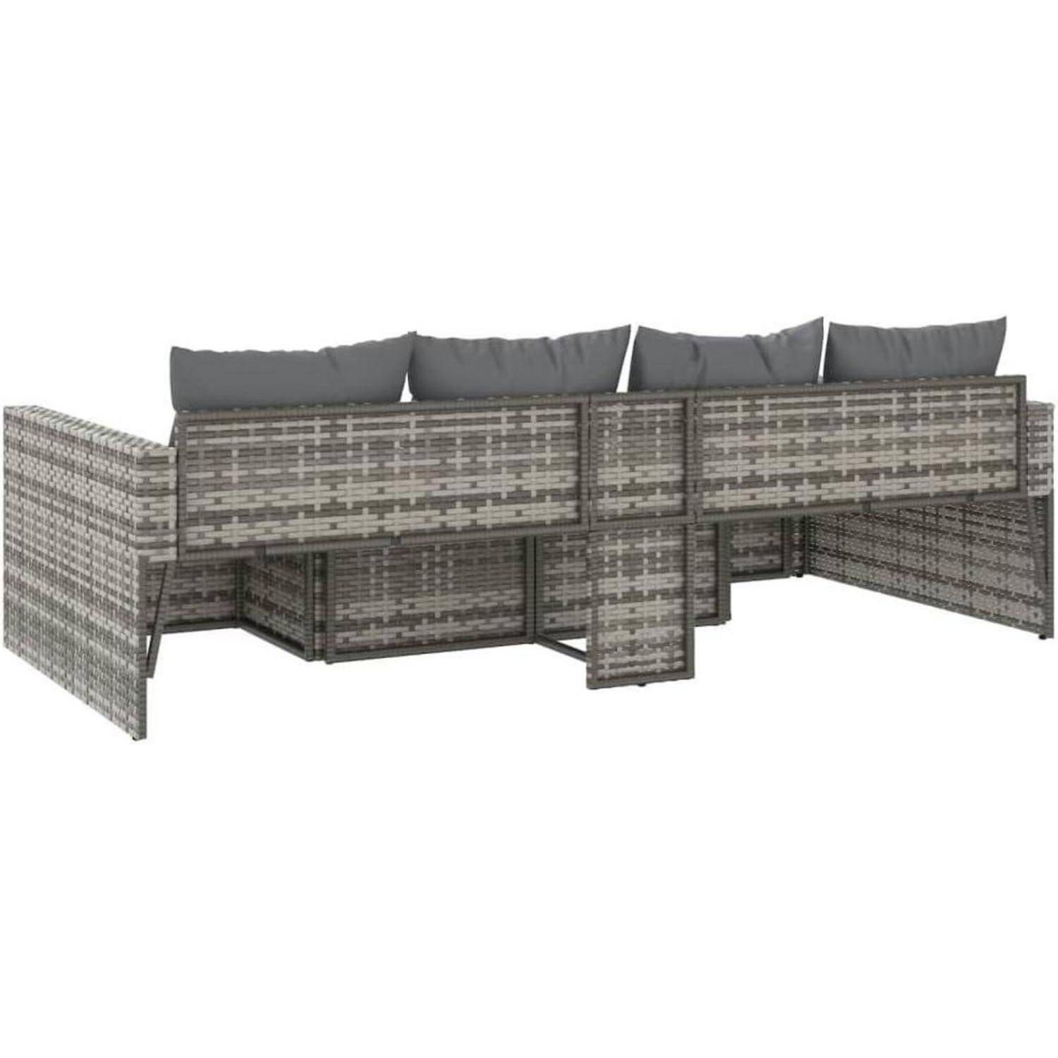Outdoor-Ecksofa mit grauen Kissen und einem geflochtenen Rattangestell. Dreisitzige Konfiguration, geeignet für Terrasse oder Gartenbereiche.