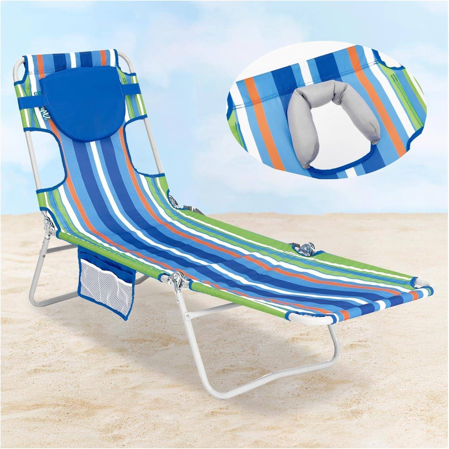 Ein bunter, gestreifter Strandliegestuhl mit Gesichtsausschnitt, der auf sandigem Boden präsentiert wird, mit einem separaten Bild des verstellbaren Kopfteils.