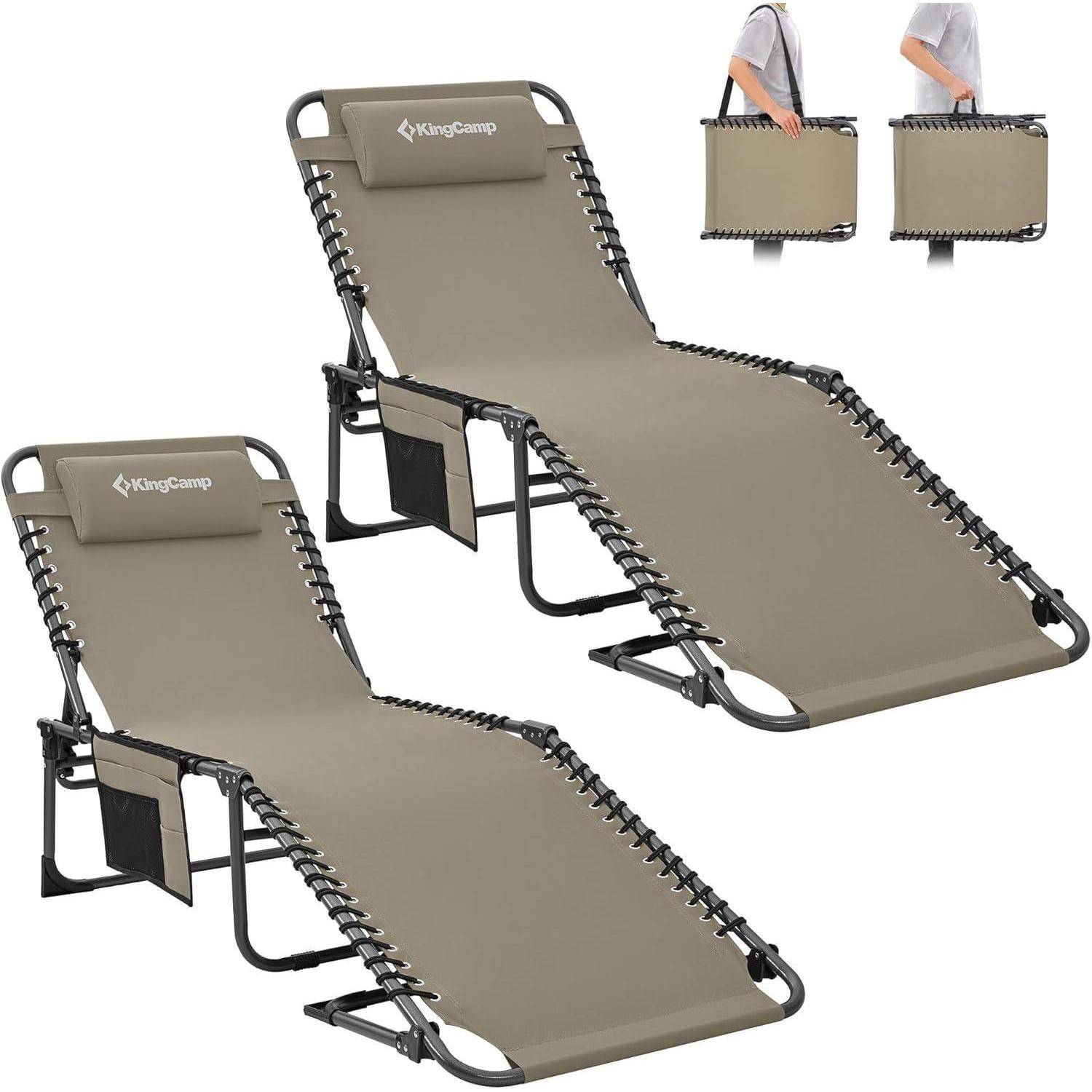 Zwei beige Liegestühle mit verstellbaren Rückenlehnen und Seitentaschen werden gezeigt, zusammen mit Bildern von Personen, die die Stühle für den Transport zusammenfalten.