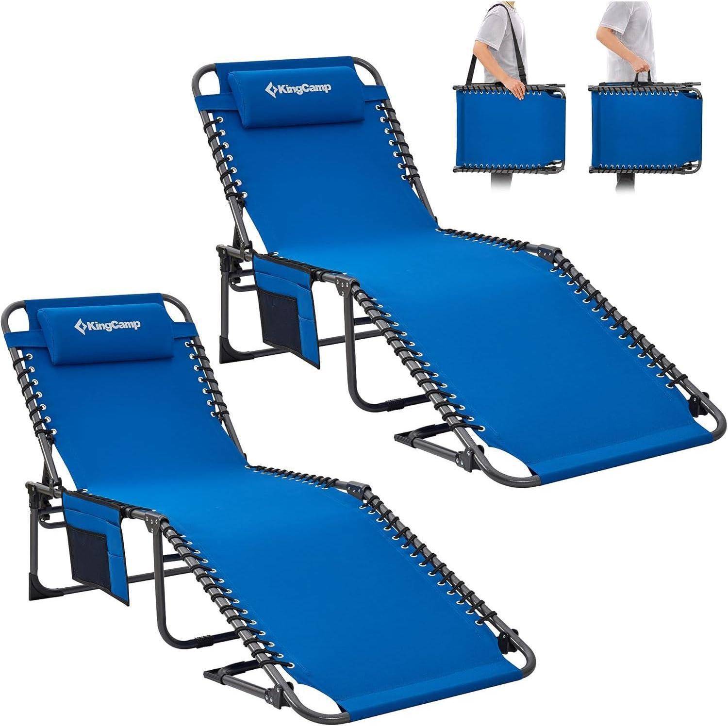 Zwei blaue Relaxsessel mit schwarzen Gestellen, einer vollständig ausgefahren und der andere zusammengeklappt. Einblendungen zeigen eine Person, die den zusammengeklappten Stuhl trägt.
