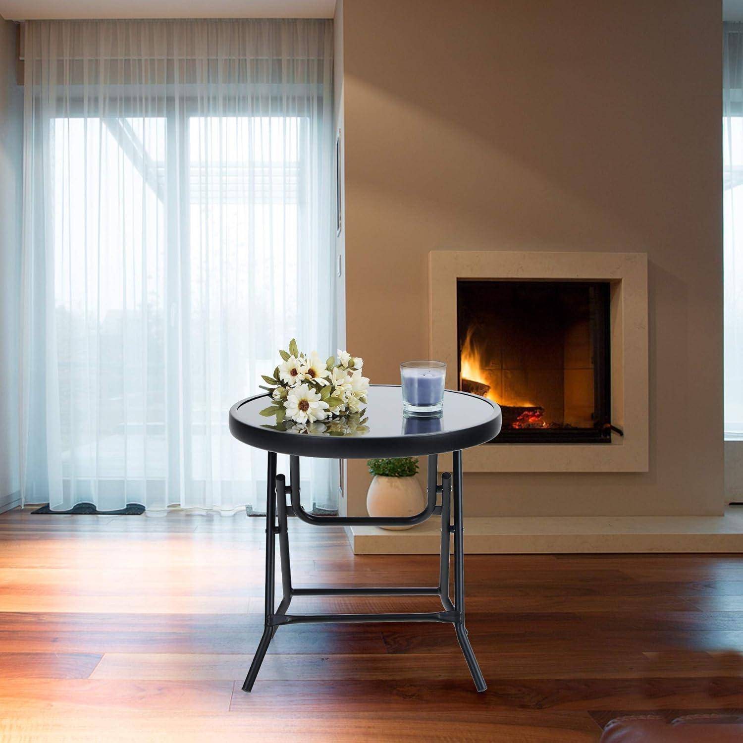 Ein gemütliches Wohnzimmer mit einem modernen Kamin, in dem ein Feuer lodert. Davor steht ein kleiner Tisch mit einer Vase voller Blumen und einem Glas Wasser.