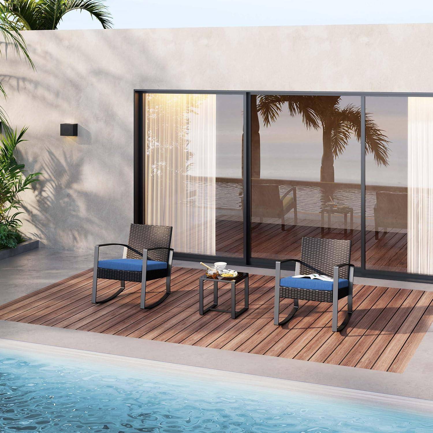 Eine moderne Terrasse mit zwei Stühlen und einem kleinen Tisch auf einem Holzdeck neben einem Swimmingpool; große Glastüren zeigen Palmen im Außenbereich.