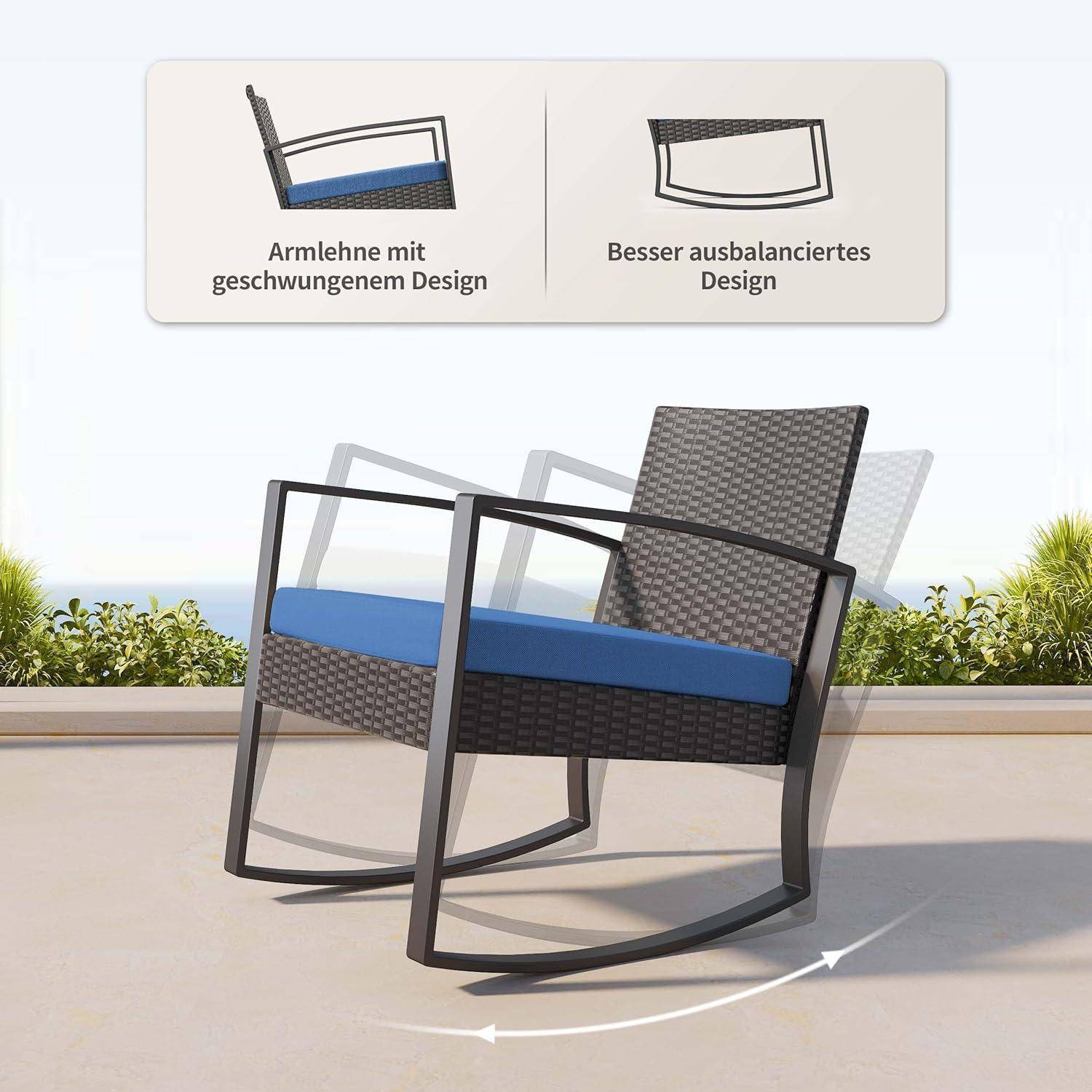 Ein Schaukelstuhl mit einem blauen Kissen wird im Freien auf einer Terrasse gezeigt. Er verfügt über einen geschwungenen Armlehnenbereich und eine ausgewogene Konstruktion, was durch zwei Vergleichsdarstellungen oberhalb des Stuhls hervorgehoben wird.