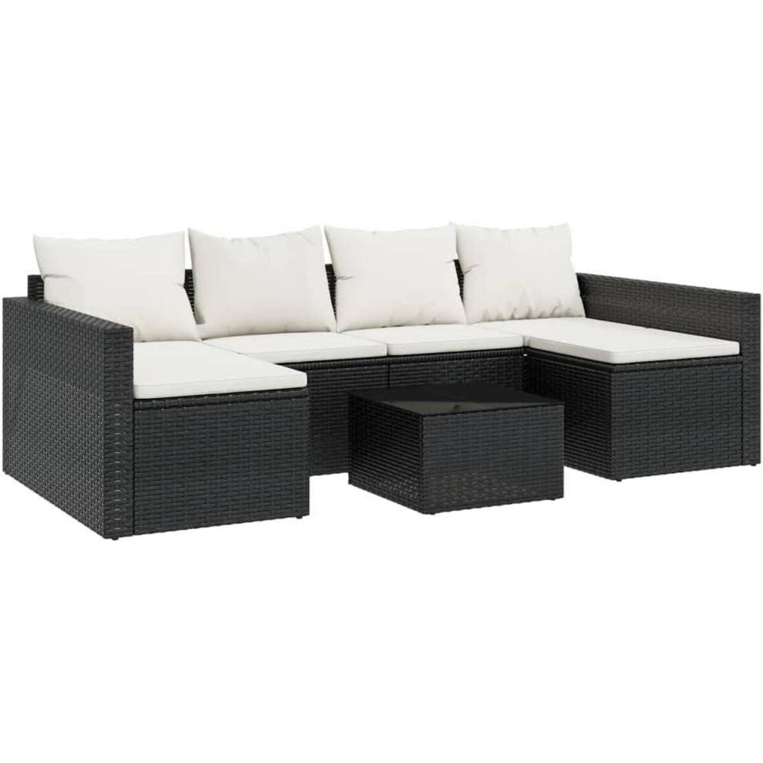 Eine schwarze geflochtene Outdoor-Eckcouch mit weißen Kissen und L-förmiger Anordnung, begleitet von einem passenden quadratischen Couchtisch.