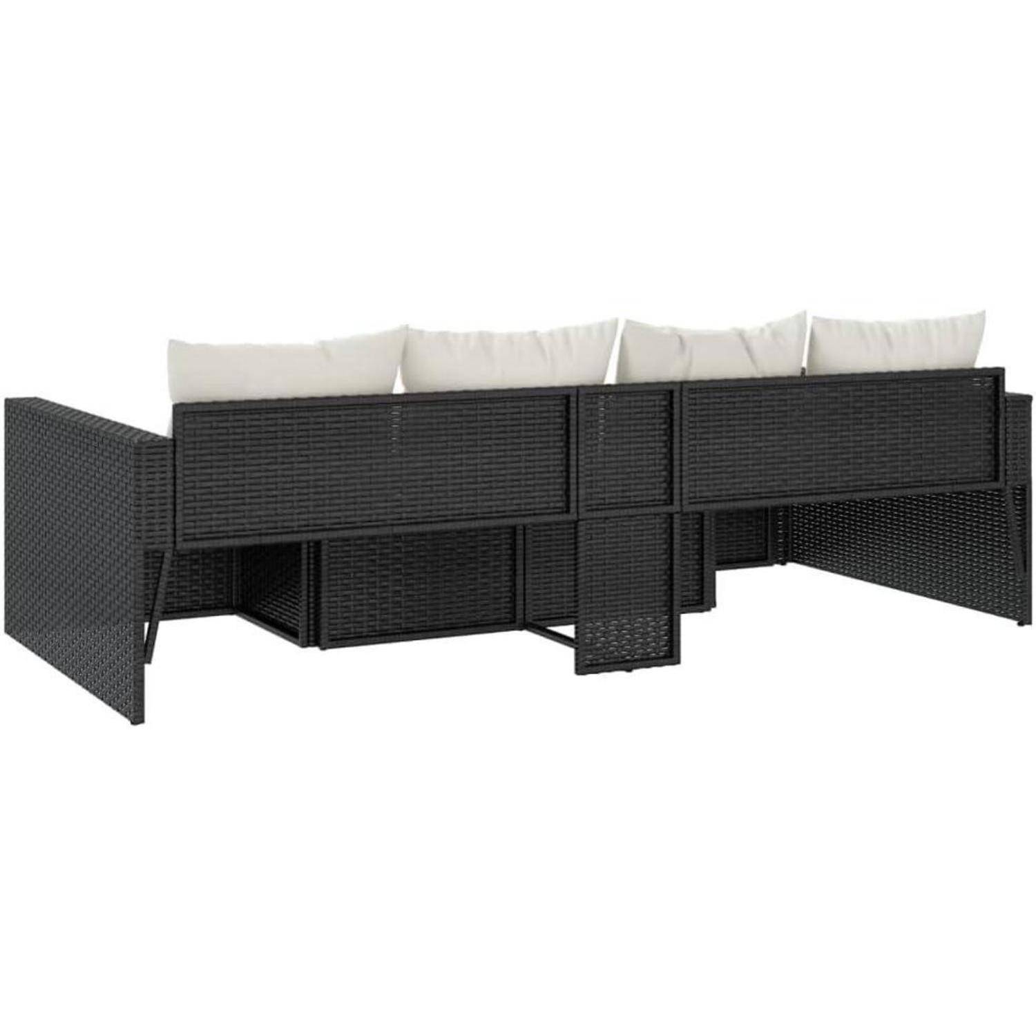 Eine dunkle Rattancouch für den Außenbereich mit drei weißen Kissen auf der Rückenlehne, von hinten betrachtet, die ihr elegantes modernes Design hervorhebt.