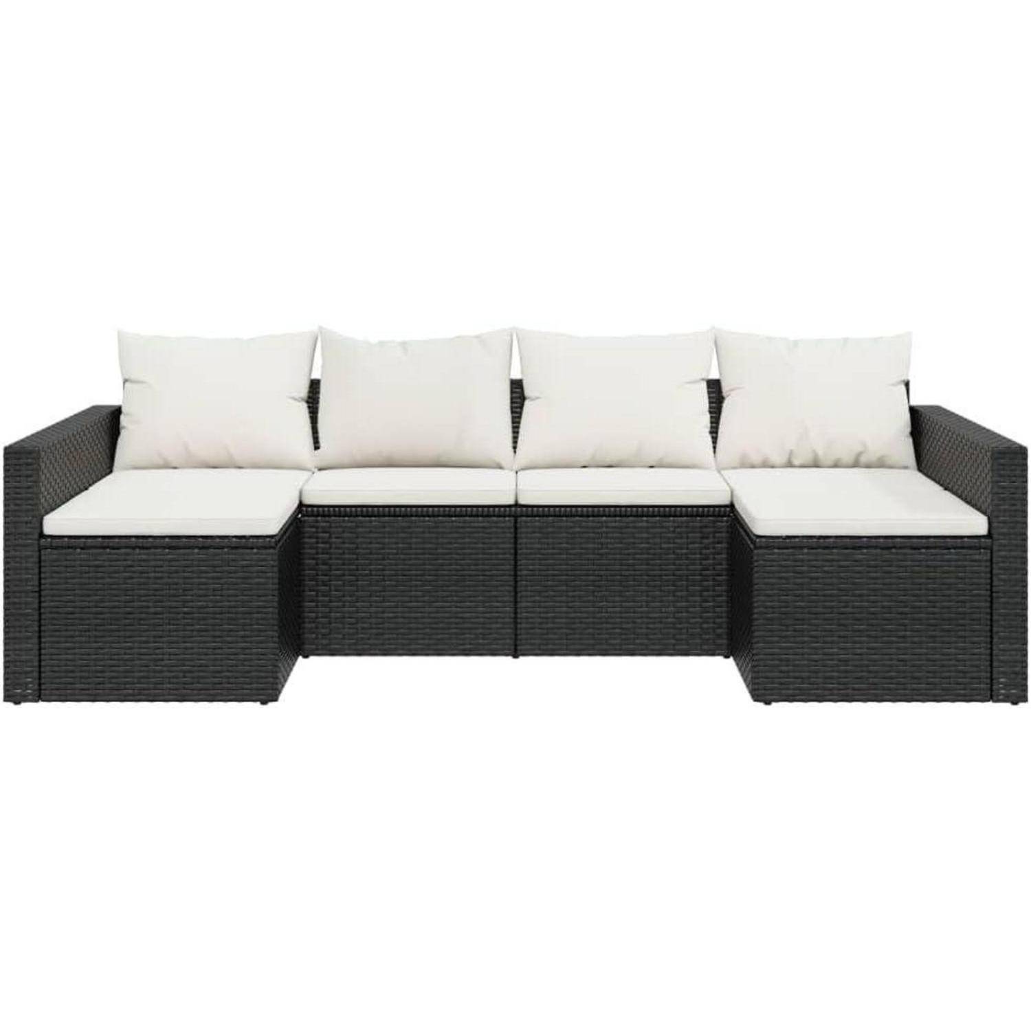 Ein schwarzes Geflecht-Outdoorsofa in Sektionalform mit weißen Kissen und Polstern, für vier Personen ausgelegt, von vorne betrachtet.