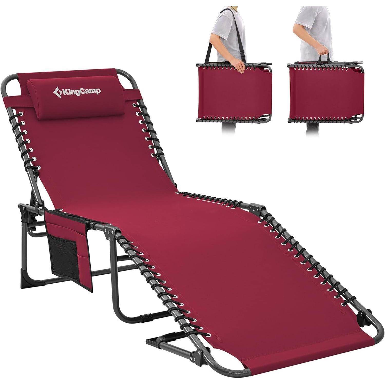 Ein roter Liegestuhl mit Kopfstütze und Seitentasche, der sowohl in ausgestreckter Position als auch zusammengeklappt zum Tragen gezeigt wird.