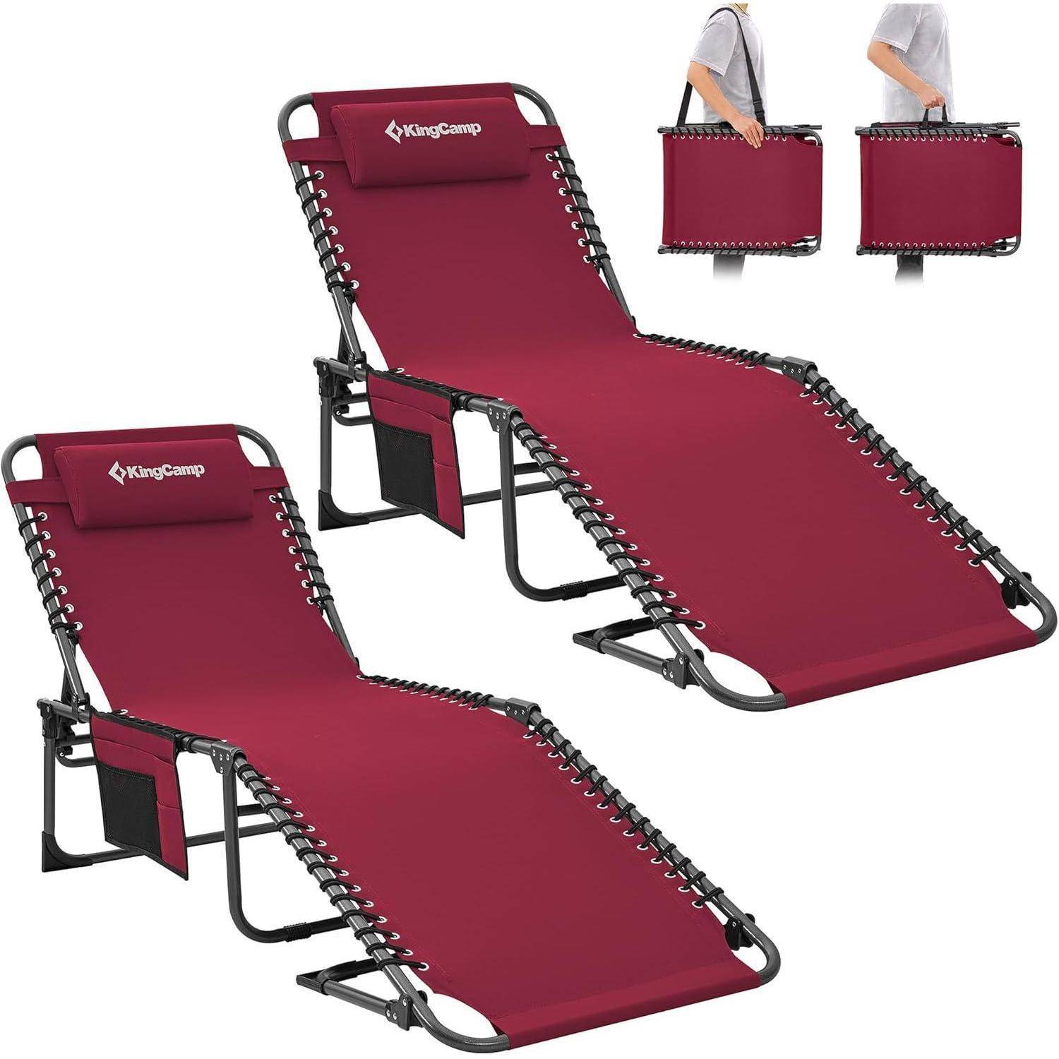 Zwei rote, klappbare Outdoor-Liegestühle mit schwarzen Metallrahmen. Die Stühle können für einfachen Transport zusammengefaltet werden und werden sowohl im aufgeklappten als auch im gefalteten Zustand gezeigt.