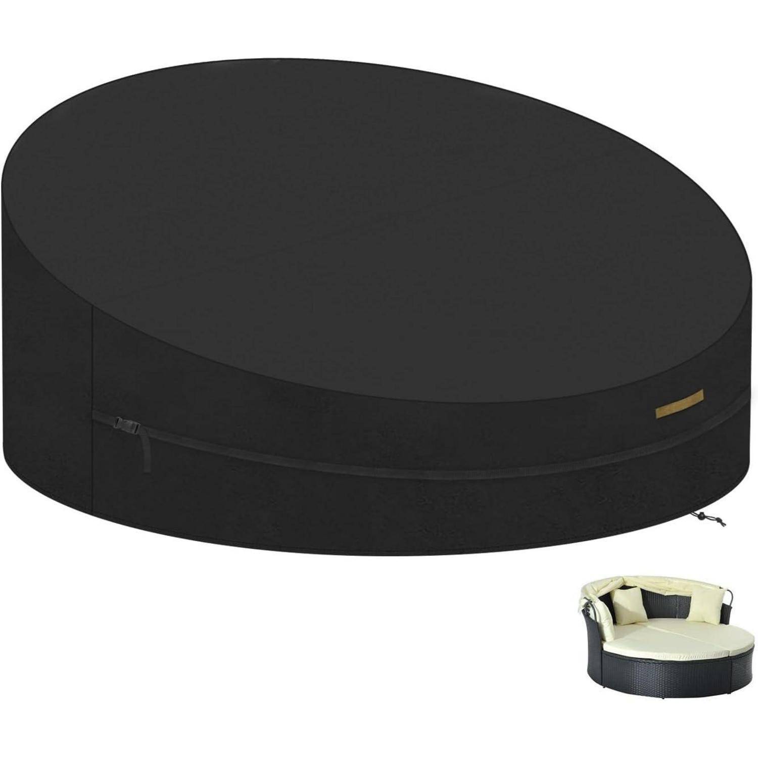 Runde schwarze Möbelbezug, der ein kreisförmiges Outdoor-Tagesbett mit Kissen schützt, im unteren rechten Eck zur Referenz dargestellt.