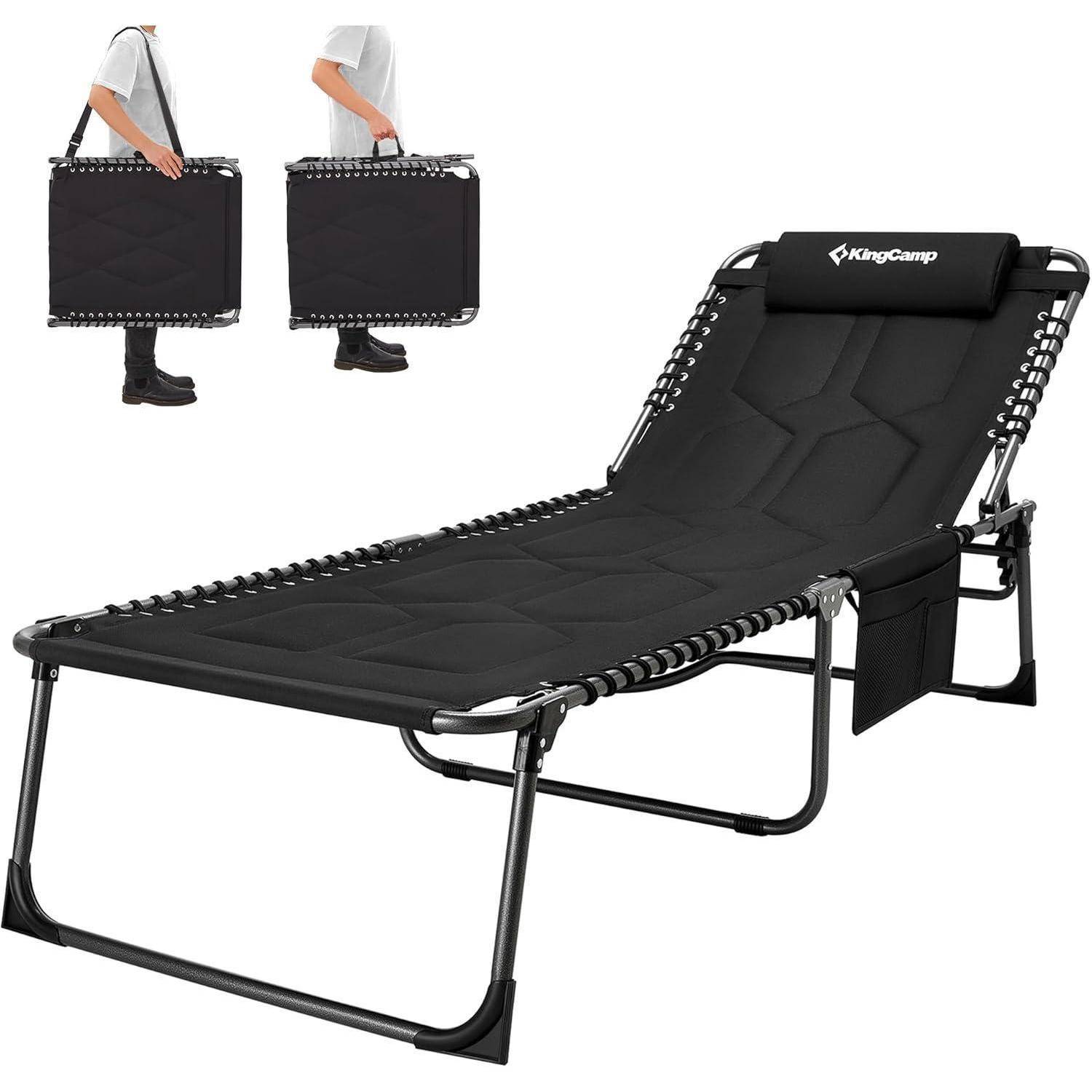 Ein schwarzer, zusammenklappbarer Liegestuhl mit Stahlrahmen. Er verfügt über Tragegriffe für einfache Transportierbarkeit und wird sowohl in zusammengeklapptem als auch ausgeklapptem Zustand gezeigt.