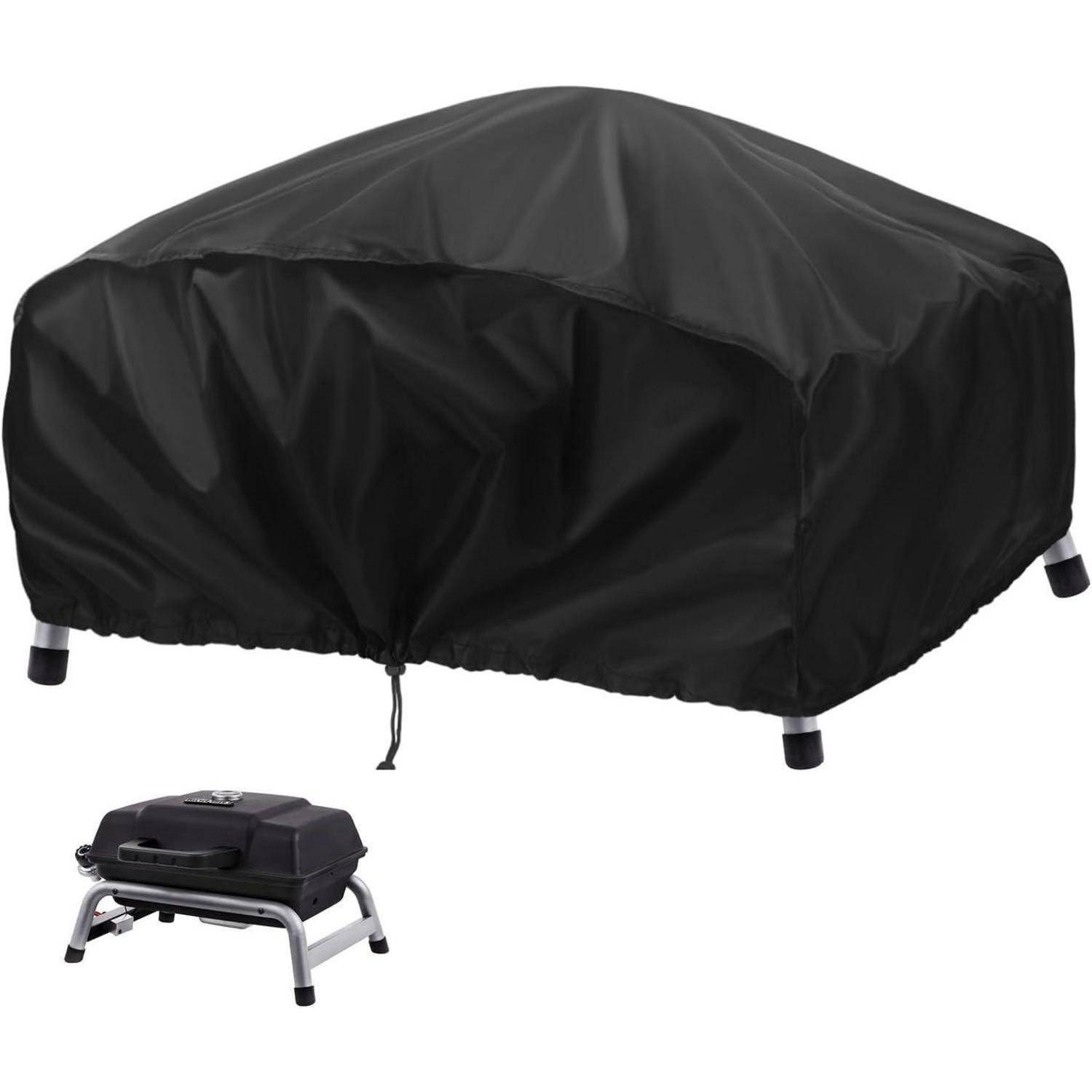 Ein überdachter Outdoor-Grill mit einem schützenden schwarzen Stoffbezug und einen kleinen offenen Tischgrill mit vier Beinen daneben.