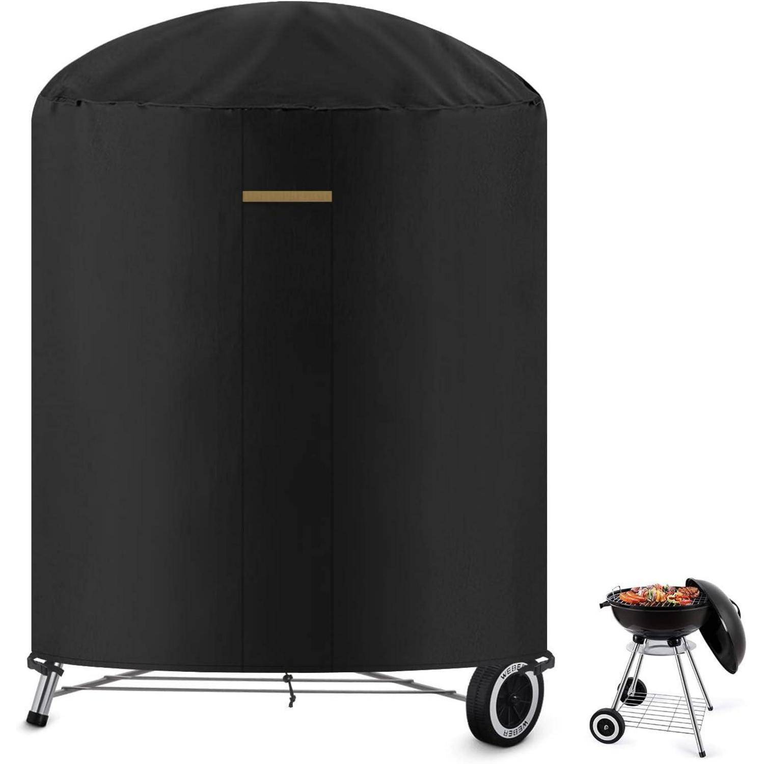 Große schwarze Grillabdeckung neben einem kleinen Holzkohlegrill mit Essen, die den Größenunterschied für den Schutz hervorhebt.