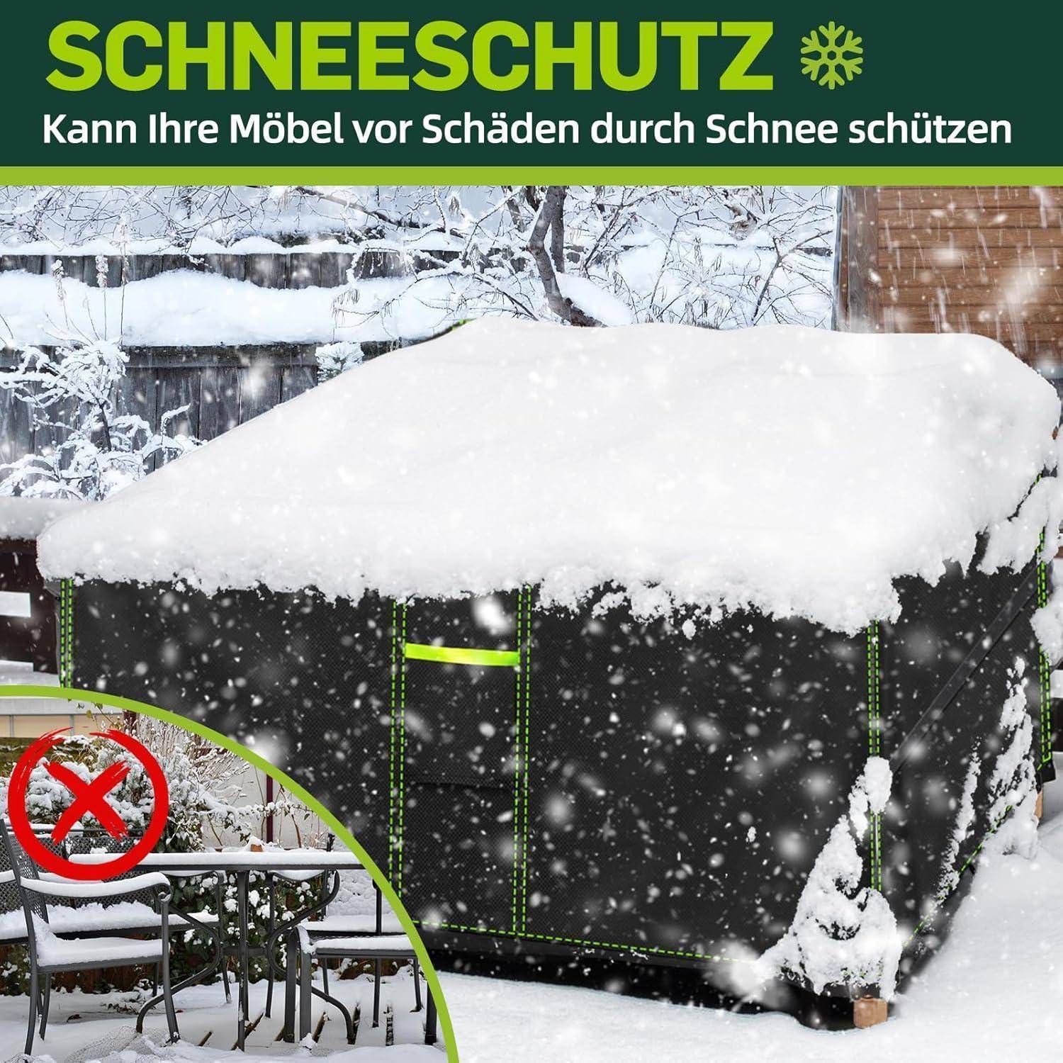 Eine schneebedeckte Möenschutzhülle, die Stühle vor Schneeschäden schützt. Ein von Schnee bedeckter Außenbereich ist im Hintergrund zu sehen.