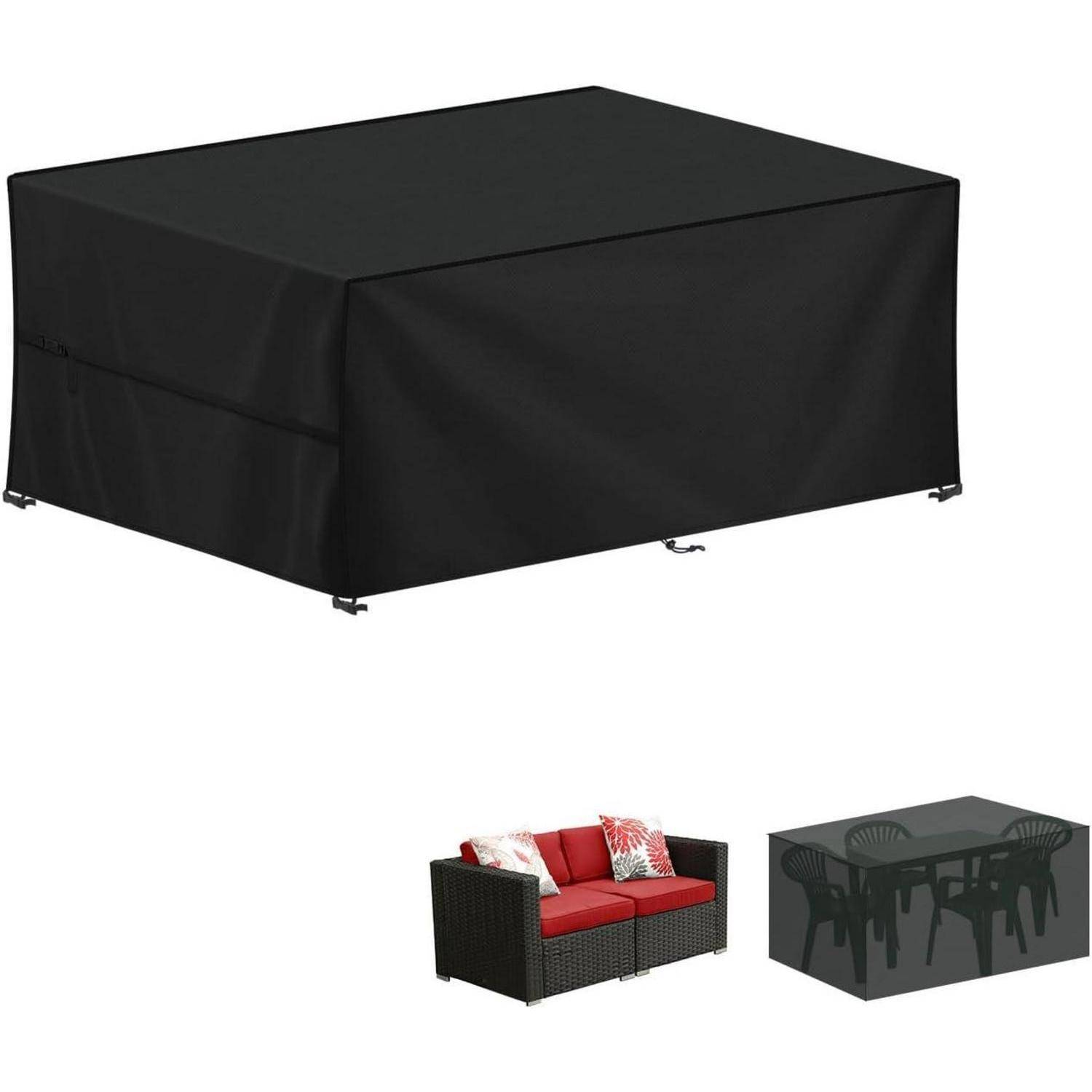 Schwarze Outdoor-Möbelbezüge, die auf einer Terrassengarnitur zu sehen sind. Kleinere Bilder zeigen ein unbedecktes Rattansofa mit roten Kissen sowie einen Tisch mit Stühlen.