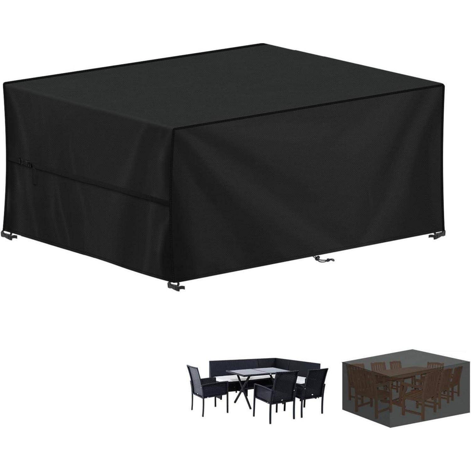 Eine schwarze, große rechteckige Terrassenmöbel-Abdeckung, die über Esstischen platziert ist. Eingesetzte Bilder zeigen zwei verschiedene Essplatz-Arrangements, die abgedeckt sind.