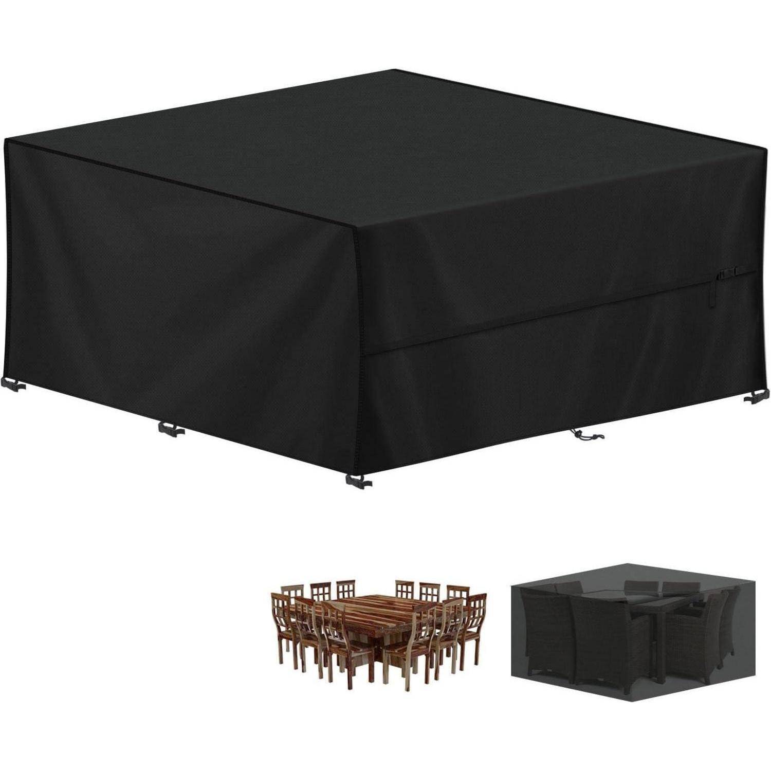 Eine schwarze Outdoor-Möbelbezug ist über einen großen rechteckigen Esstisch für acht Personen gelegt, was vollständigen Schutz und eine perfekte Passform veranschaulicht.