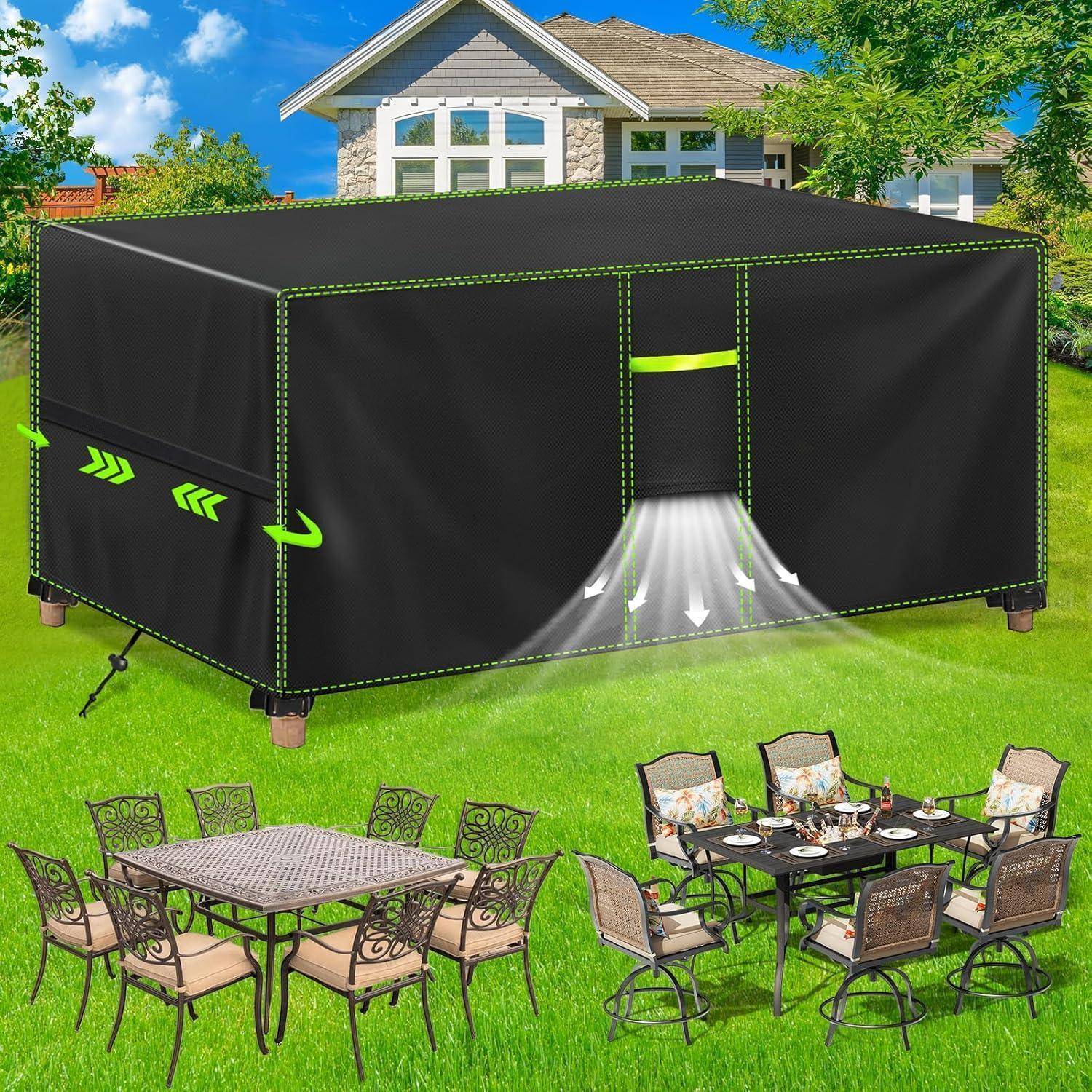 Ein schwarzes Zelt im Freien aufgestellt, mit einer leuchtend grünen Bordüre und Eingangsklappen. Zwei Terrassensitzgruppen sind in der Nähe für Outdoor-Treffen positioniert.