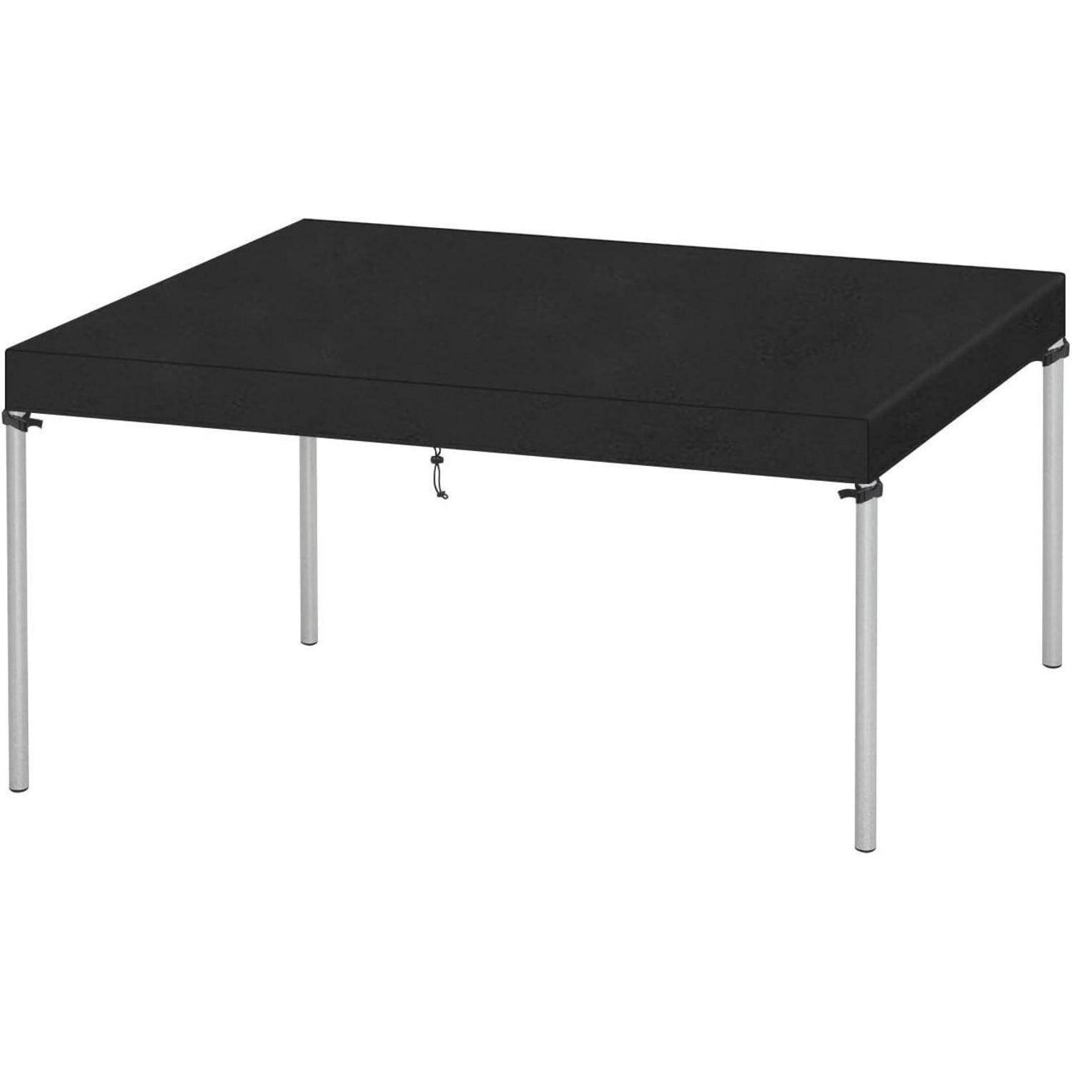 Eine schwarze Bühnenplattform mit silbernen Metallbeinen, leicht über dem Boden erhöht, geeignet für Aufführungen oder Veranstaltungen.