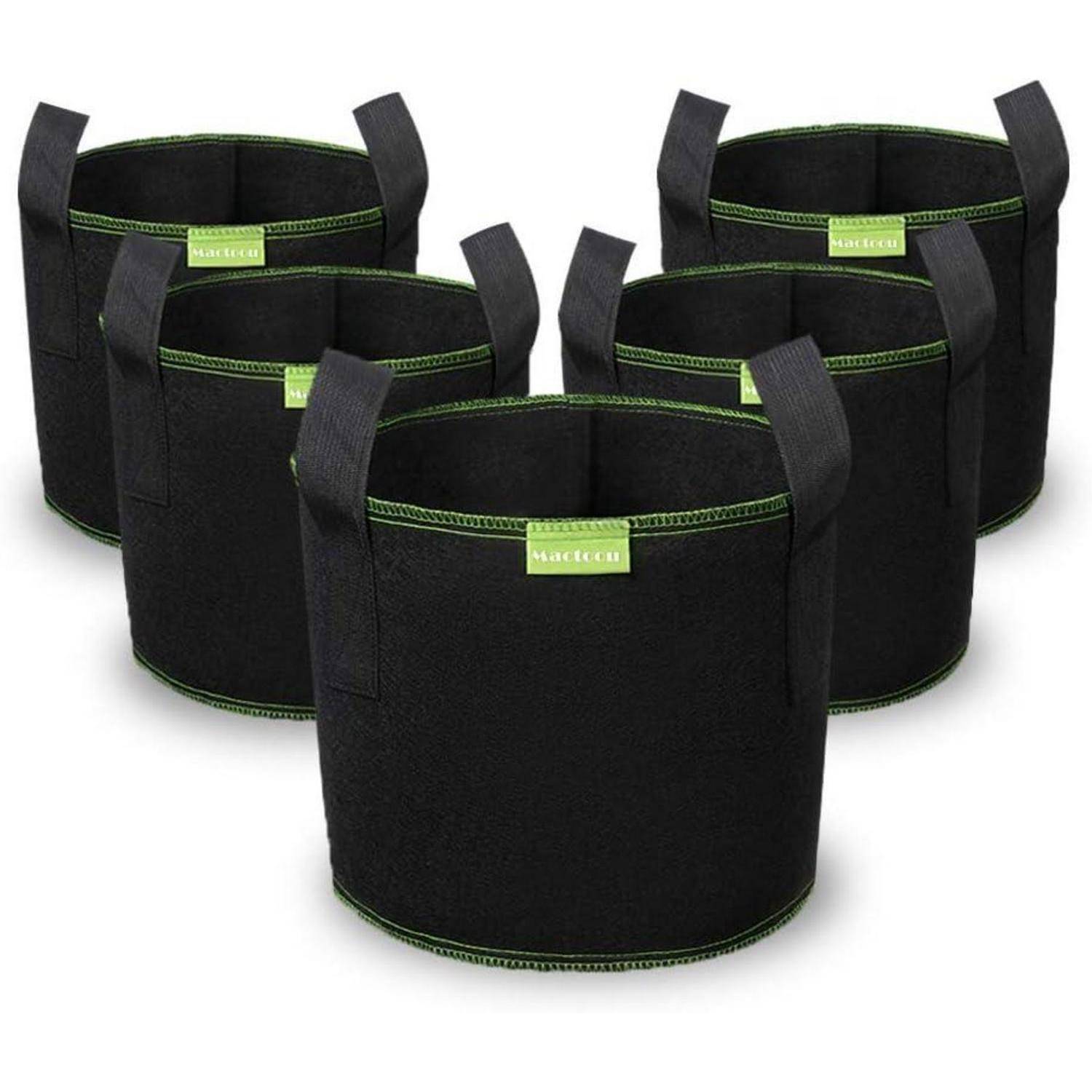 Fünf schwarze Stoff-Pflanzsäcke mit grüner Naht und Griffen, in einer Reihe angeordnet.