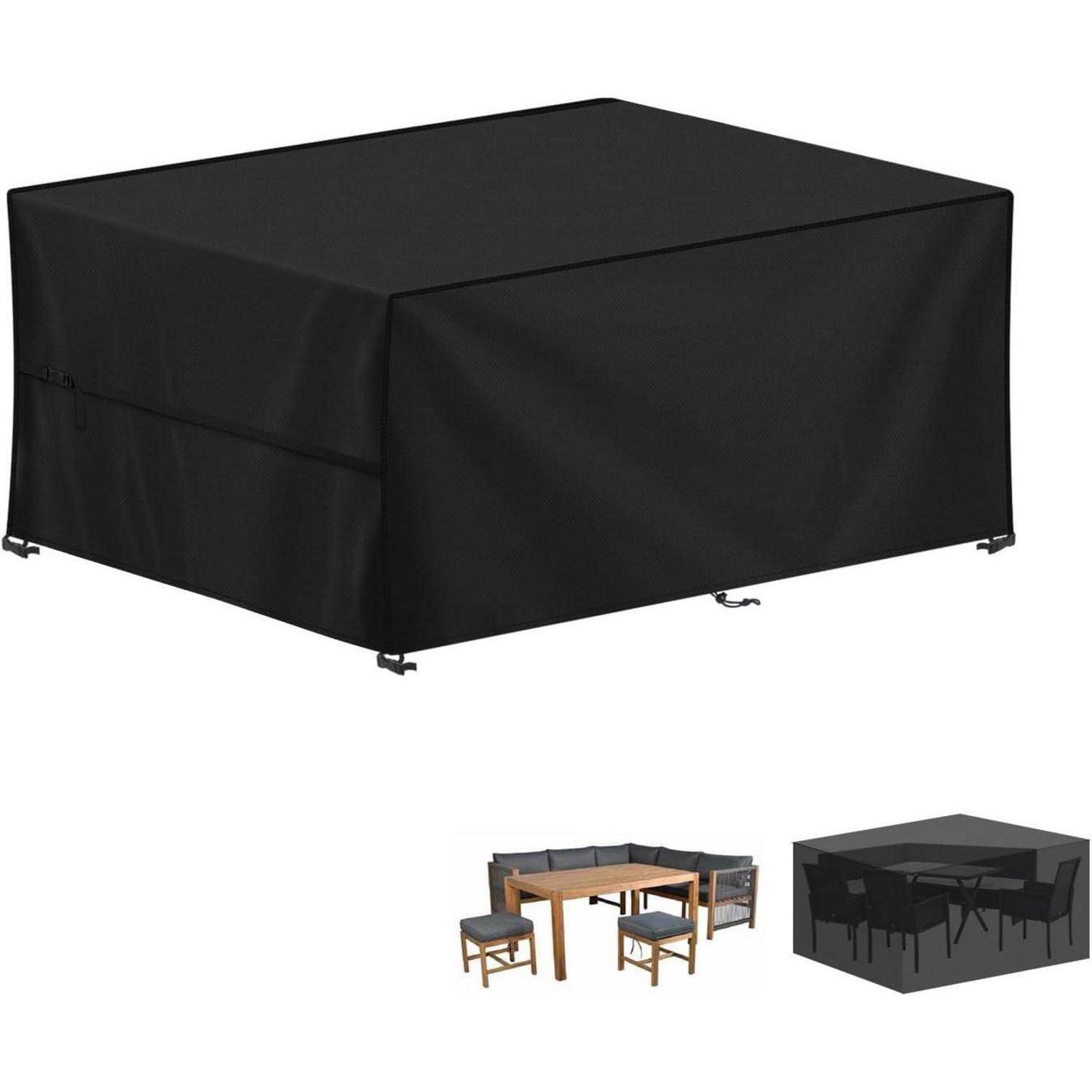 Eine schwarze Outdoor-Möbelabdeckung, die einen Loungemöbel-Satz und einen Esstisch darunter zur Veranschaulichung der Verwendung zeigt.