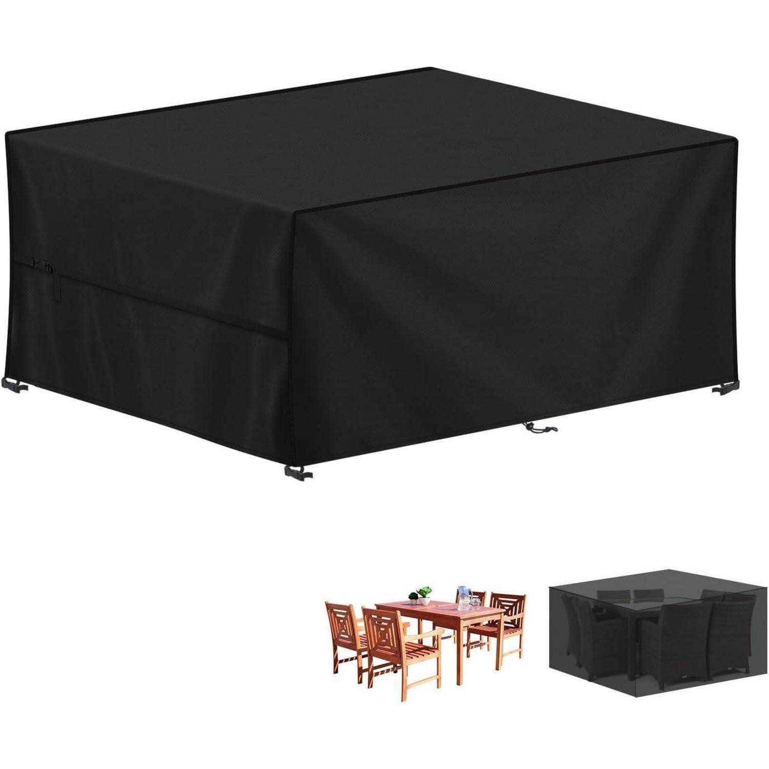 Schwarze wasserdichte Outdoor-Möbelbezüge auf einem rechteckigen Esstisch mit Stühlen.