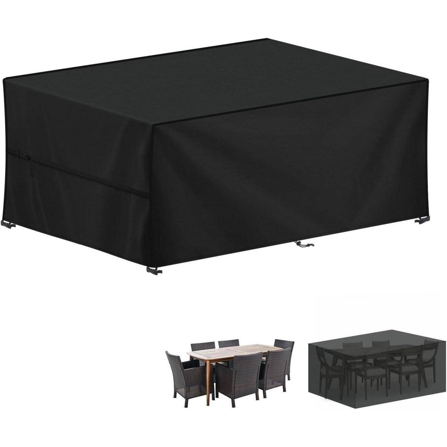 Eine schwarze Schutzhülle schützt eine Outdoor-Essgruppe mit einem rechteckigen Tisch und sechs Stühlen und verhindert die Exposition gegenüber Umwelteinflüssen.