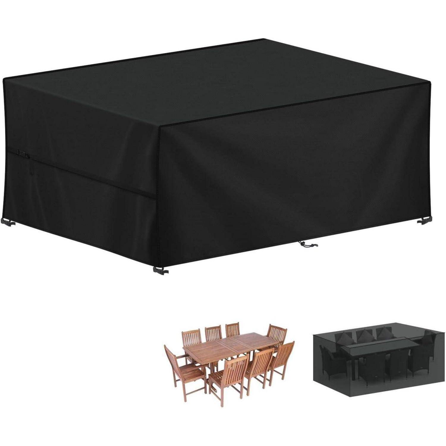 Eine schwarze Outdoor-Möbelabdeckung wird in drei Ansichten gezeigt: über einem Tischset platziert, als eigenständiges Produkt und wie sie bei der Anwendung aussieht.