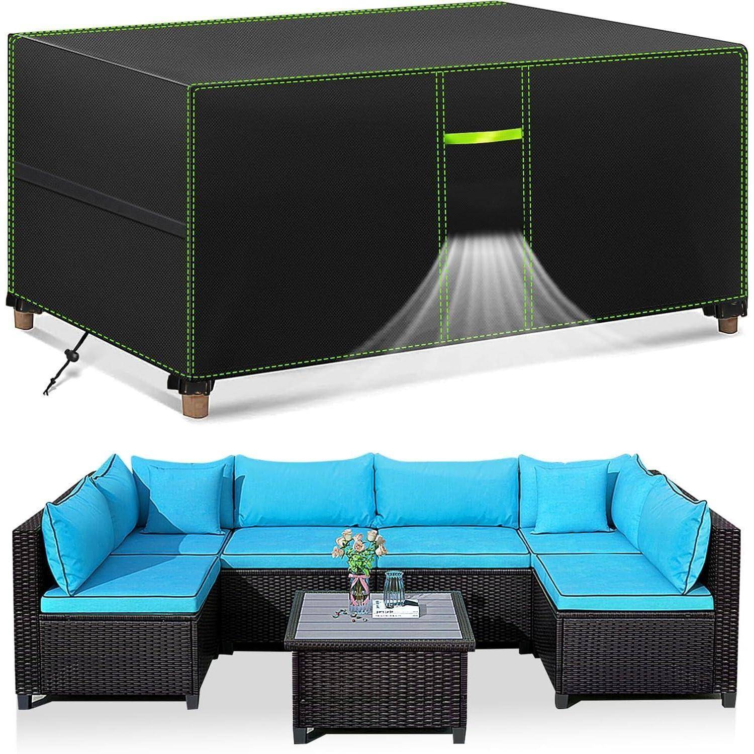 Gartenmöbel-Set mit Schutzhülle. Das Set besteht aus einem Rattansofa und einem Couchtisch auf einer Terrasse, mit blauem Kissenmuster.