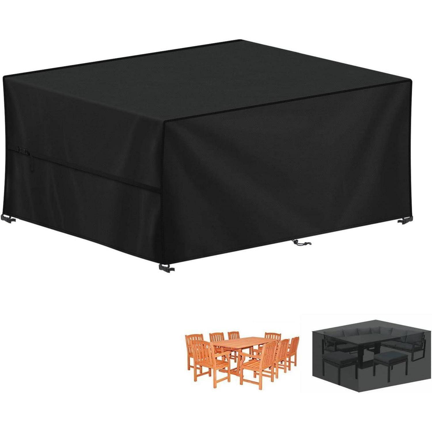 Eine schwarze Outdoor-Möbelabdeckung auf einem Quadrat, vollständig über Terrassenmöbel gestülpt, mit kleinen Bildern eines Holz-Esstisches und eines schwarzen Ecksofa.