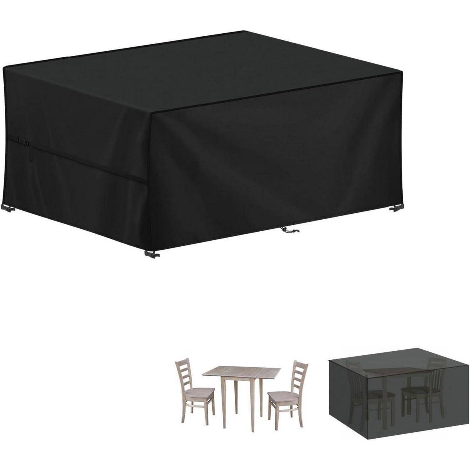 Eine schwarze Schutzhülle, die für einen rechteckigen Outdoor-Tisch mit vier darunter gestellten Stühlen konzipiert ist, dargestellt mit und ohne Abdeckung.