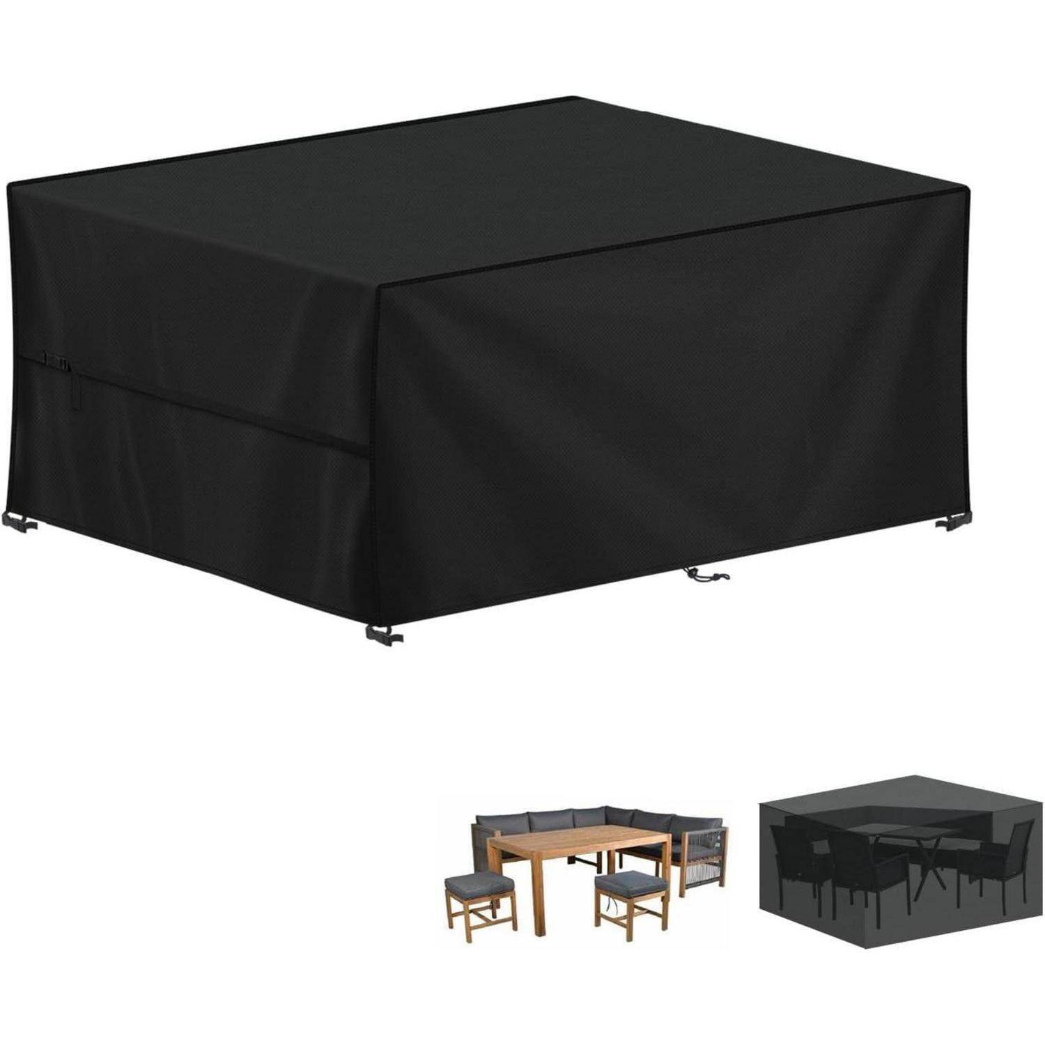 Schwarze Schutzabdeckung über einer Gartenmöbelgruppe, in kleineren Bildern mit einem Holztisch und Stühlen unter der Abdeckung.
