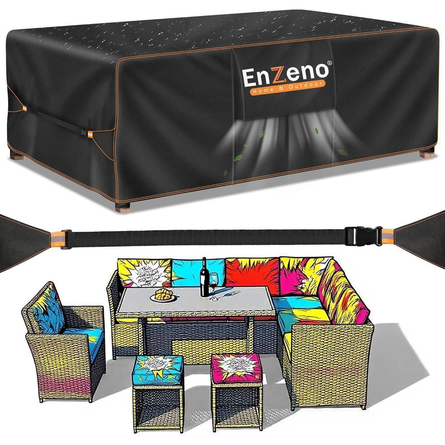 Outdoor-Möbel-Set mit bunten Kissen und Tisch, abgedeckt von einer schwarzen Schutzhülle, auf der der Markenname 