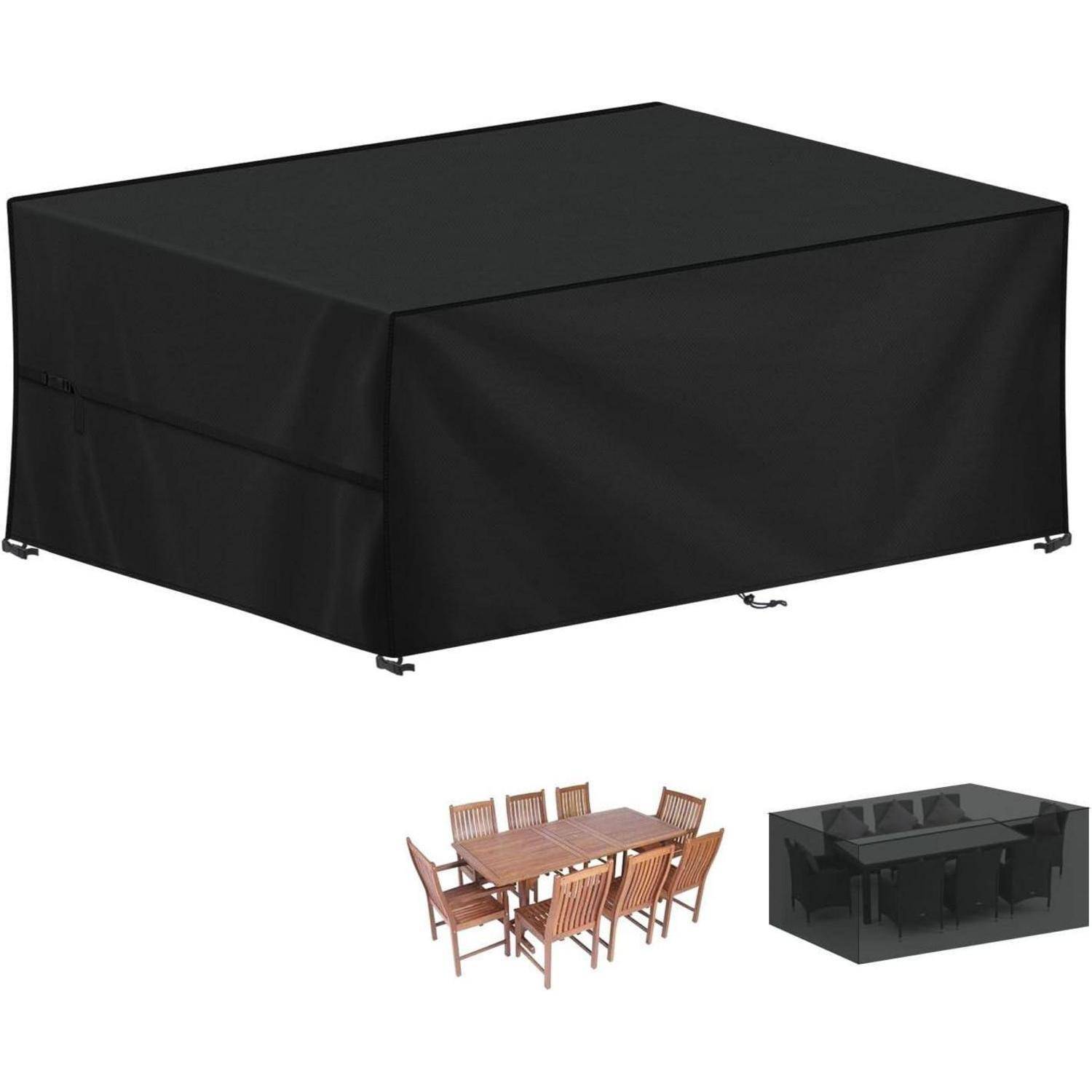 Schwarze Schutzabdeckung für ein 12-teiliges Gartenmöbel-Esstisch-Set. Unten links ist der unbedeckte Holztisch mit Stühlen zu sehen. Unten rechts ist das abgedeckte Set zu sehen.