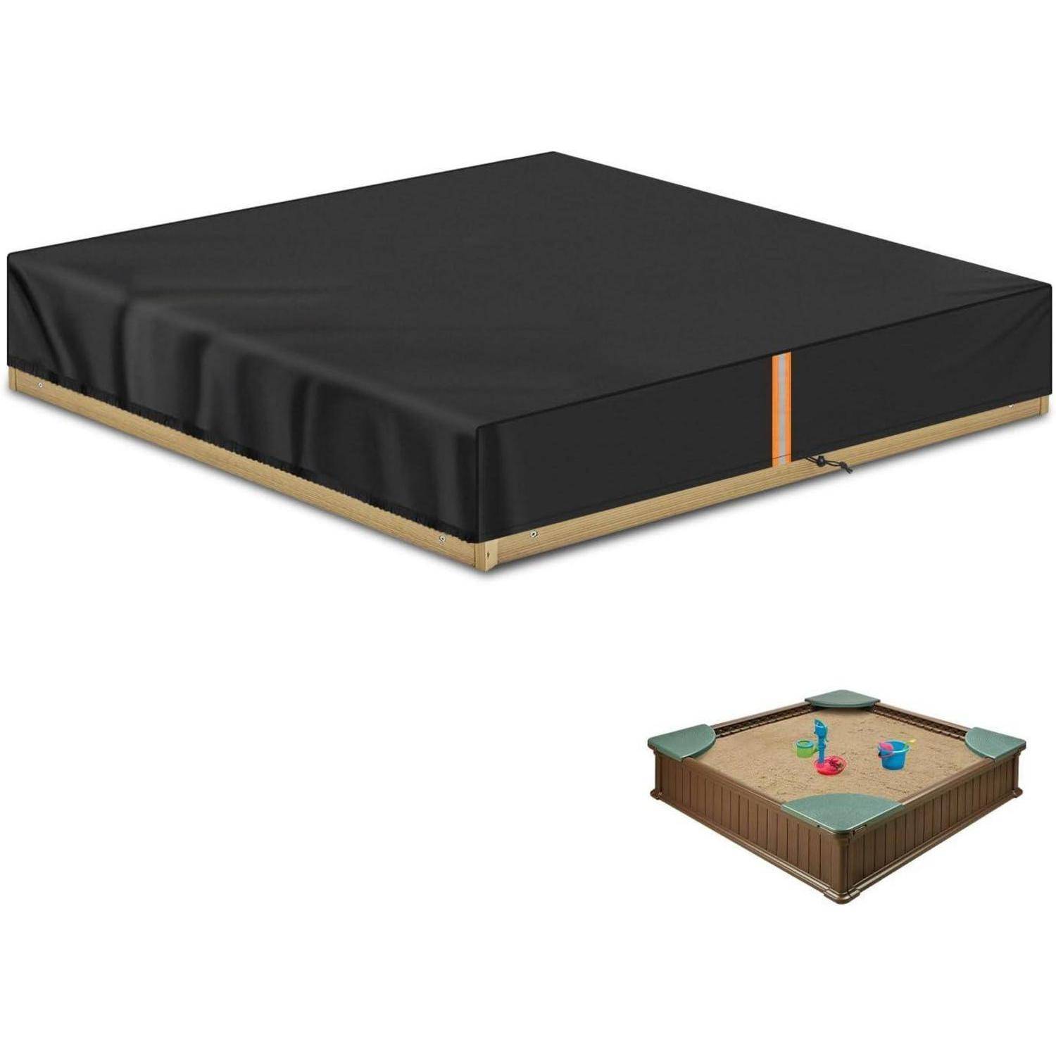 Eine Sandkiste, die mit einer schwarzen Plane bedeckt ist, wird gezeigt, mit einem Einsatzbild der Sandkiste ohne Abdeckung, auf dem Sandspielzeug und grüne Sitze zu sehen sind.