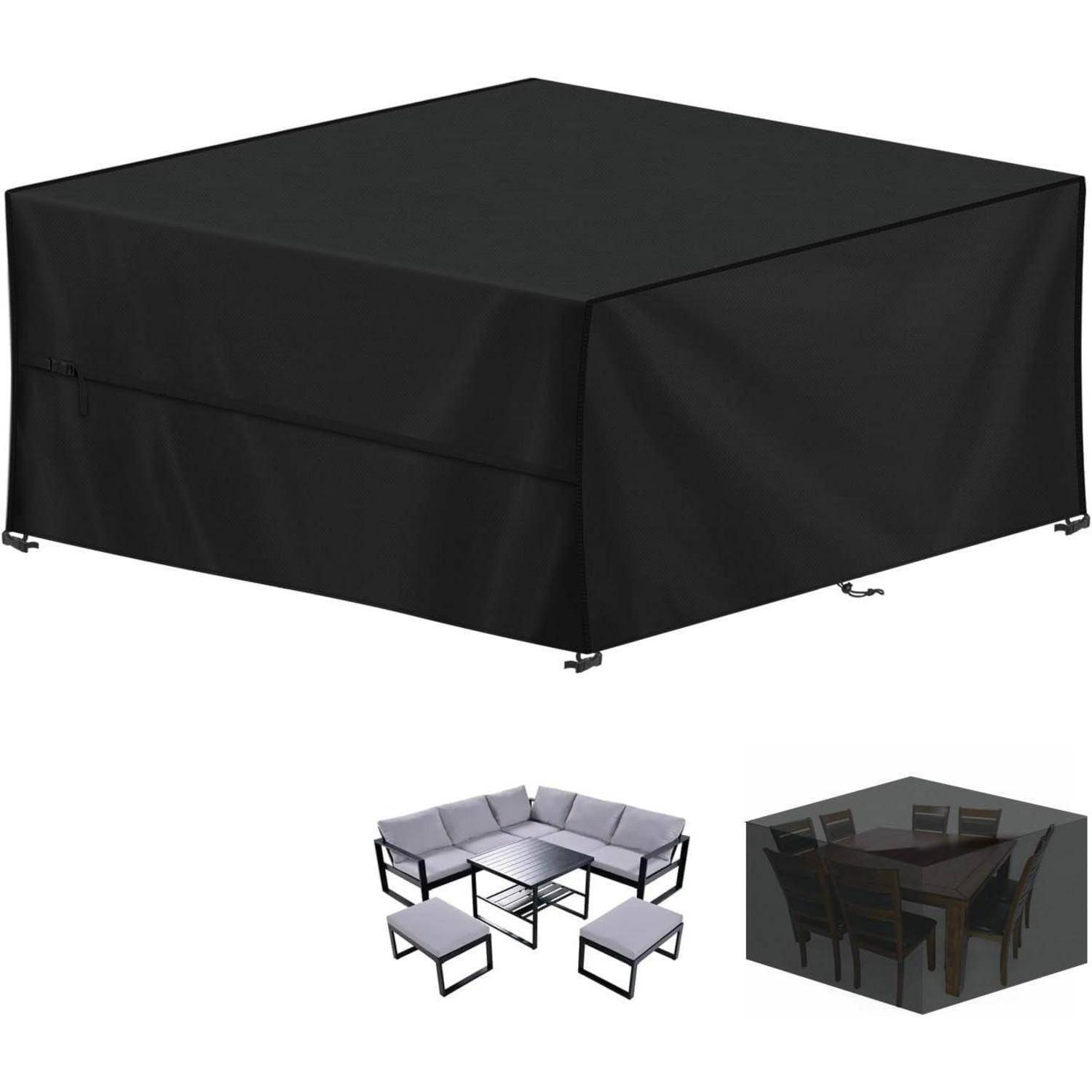 Schwarze Outdoor-Möbelabdeckung umschließt vollständig ein Ecksofa und eine Essgruppe und schützt vor Witterung und Staub.