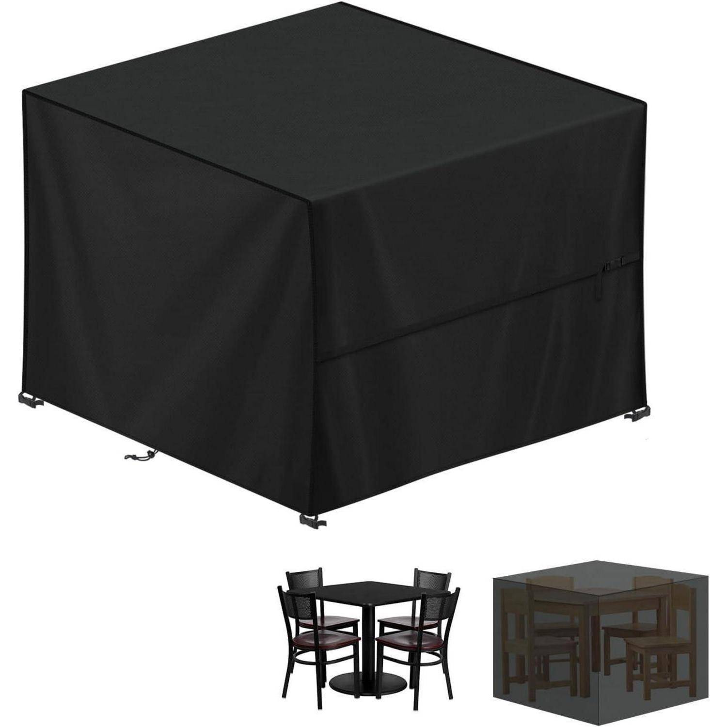 Schwarze Außenmöbel-Schutzhülle, die einen quadratischen Terrassentisch und Stühle abdeckt; Einschub zeigt den unbedeckten Tisch mit vier dunklen Stühlen.