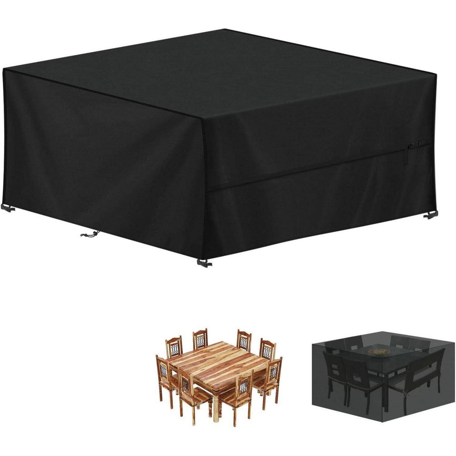 Schwarze Abdeckung für quadratischen Outdoor-Tischsatz, die einen Tisch und Stühle bedeckt. Das Bild zeigt einen unbedeckten Holztisch und den abgedeckten Möbelsatz.