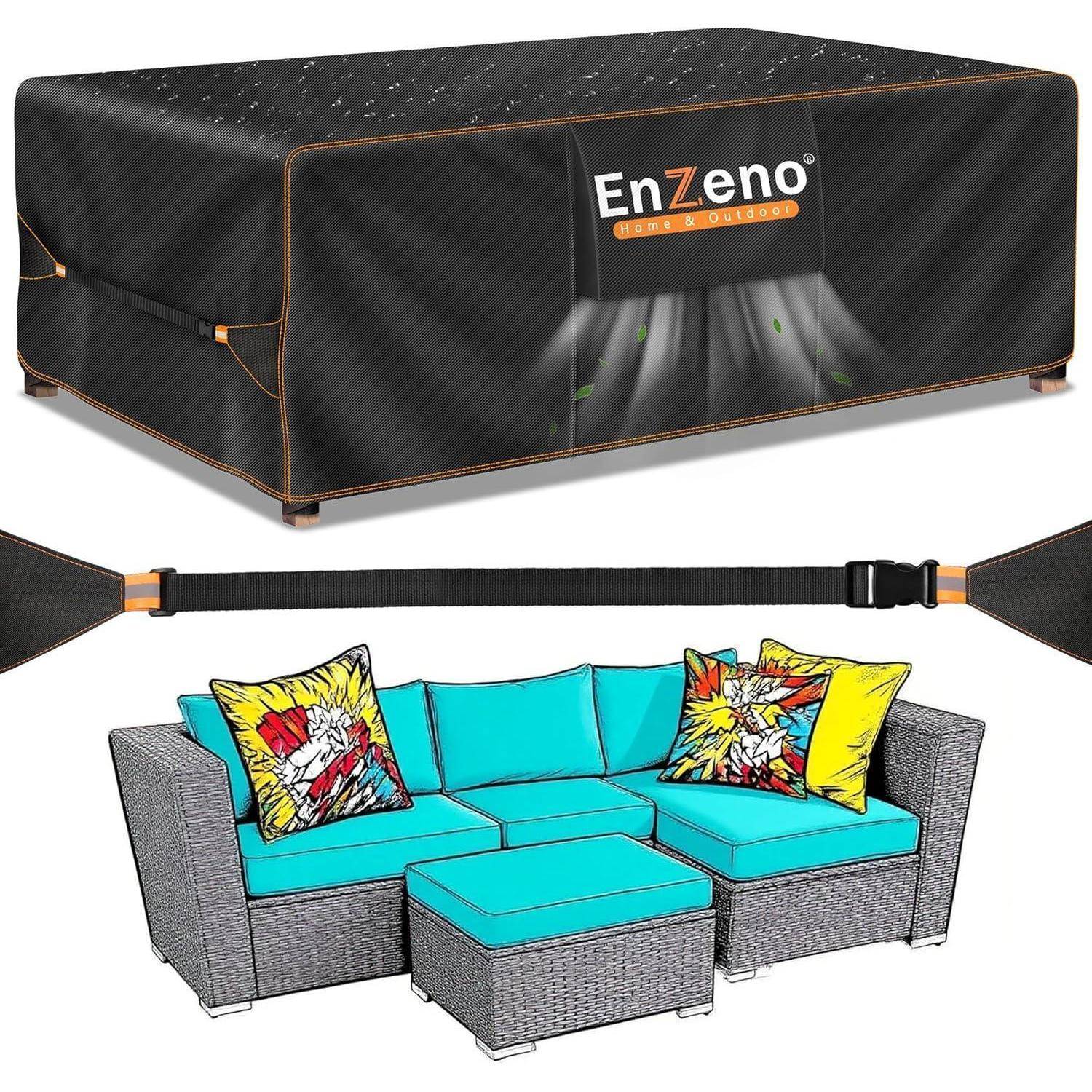 Eine schwarze Outdoor-Möbelabdeckung mit der Aufschrift 'EnZeno' und wasserdichtem Design bedeckt einen blauen Garten-Lounge-Sofasatz mit bunten Kissen.