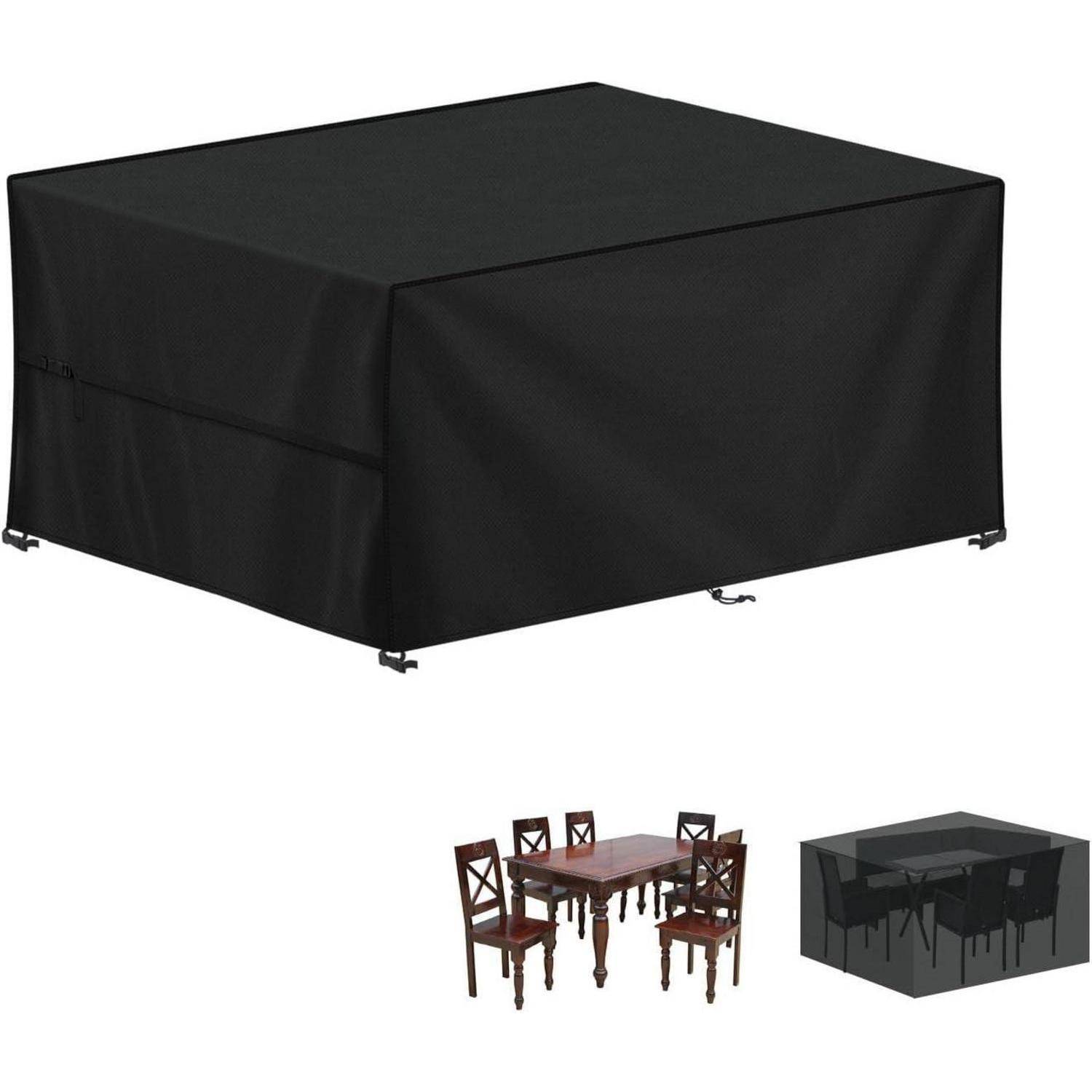Eine schwarze Abdeckung, die für einen rechteckigen Tisch mit sechs Stühlen entworfen wurde, wird gezeigt, wie sie einen Holz-Essgruppe bedeckt und daneben liegt, um die Größe zu veranschaulichen.