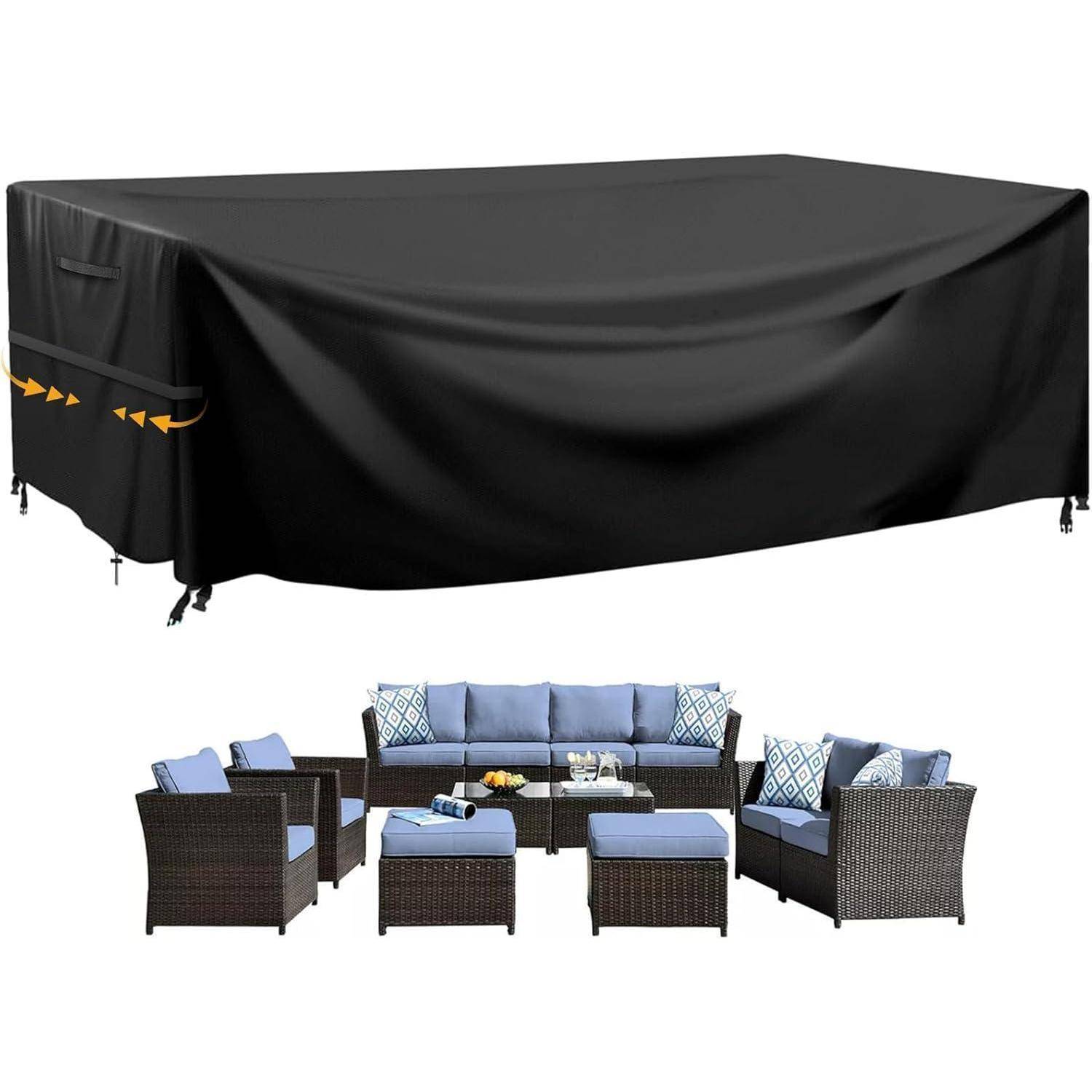 Schwarze Outdoor-Möbelabdeckung, die über einen großen rechteckigen Satz gezogen ist und mehrere Gartenstühle und Sofas mit blauen Kissen schützt.