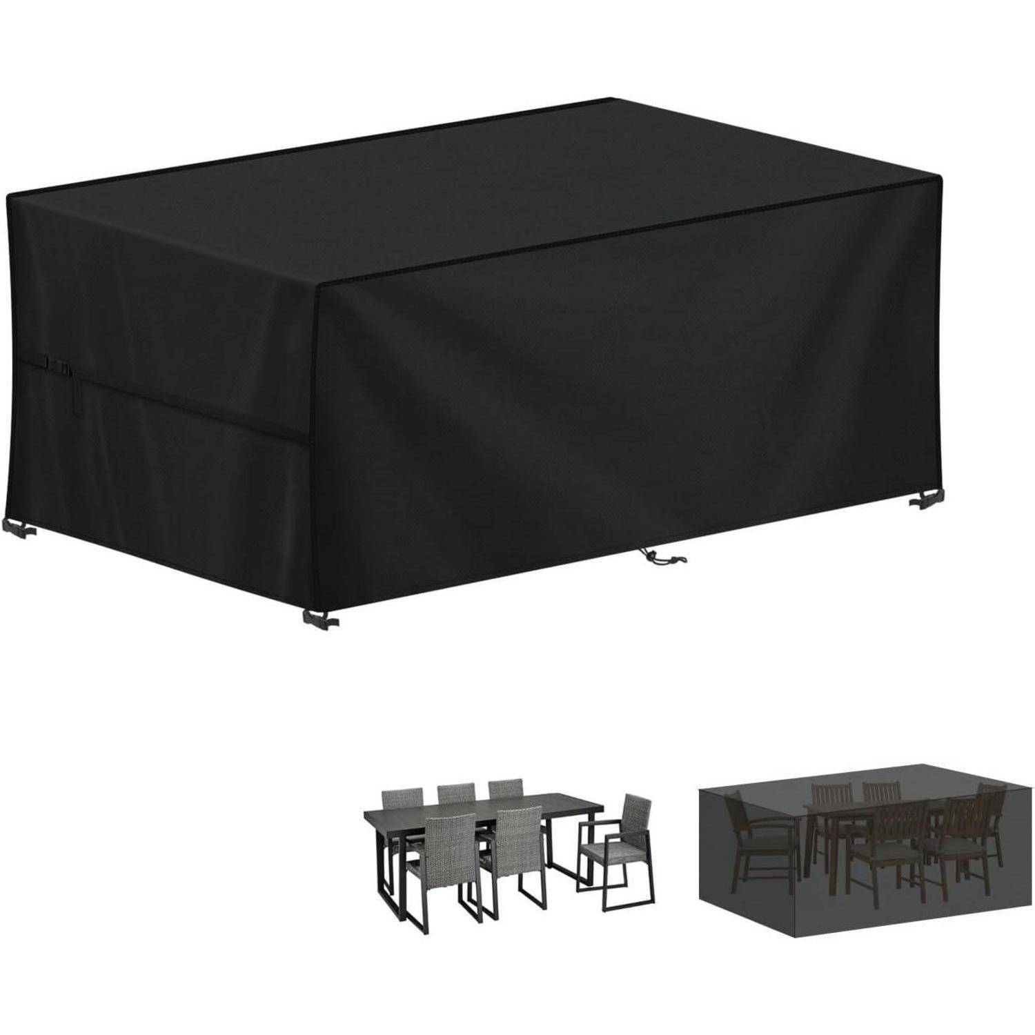 Eine schwarze rechteckige Abdeckung für einen großen Outdoor-Esstisch, die verschiedene Tisch- und Stuhlstile darunter schützt.