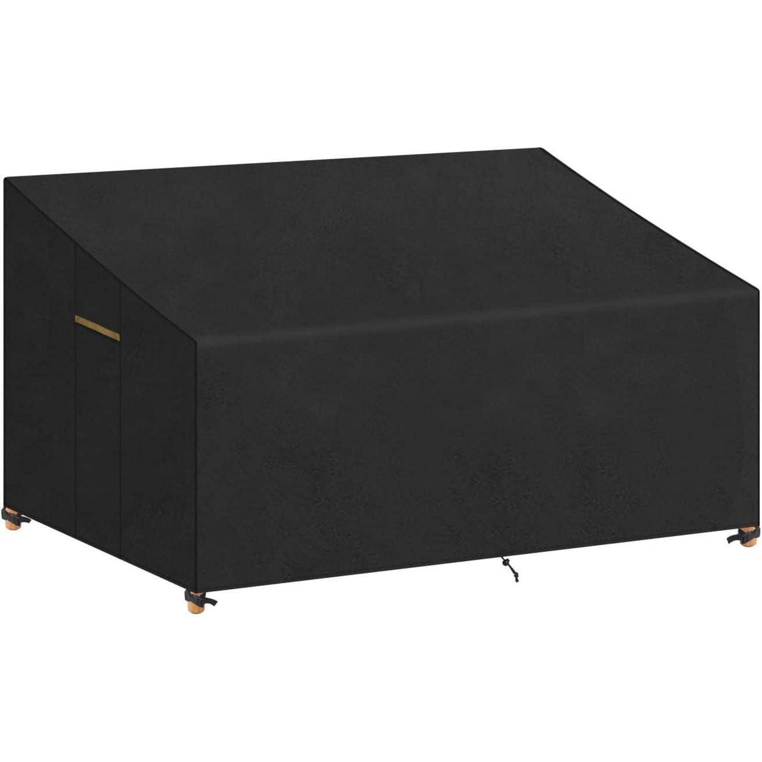 Eine schwarze Schutzabdeckung wird über eine Outdoor-Möbelgarnitur gelegt, die sie vor möglichen Wettereinflüssen schützt.